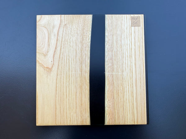 Plateau de service artisanal en bois et résine noire, forme carrée, référence S6