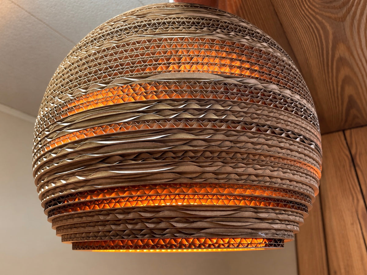 Suspension boule en carton recyclé, faite main à Préaux, Atelier Olivier Lerat