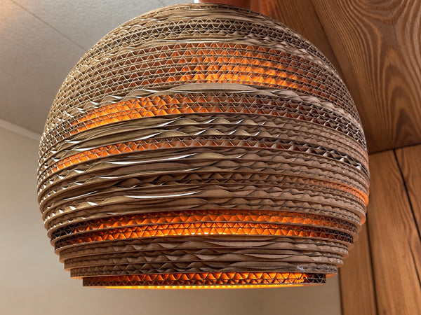 Suspension boule en carton recyclé, faite main à Préaux, Atelier Olivier Lerat