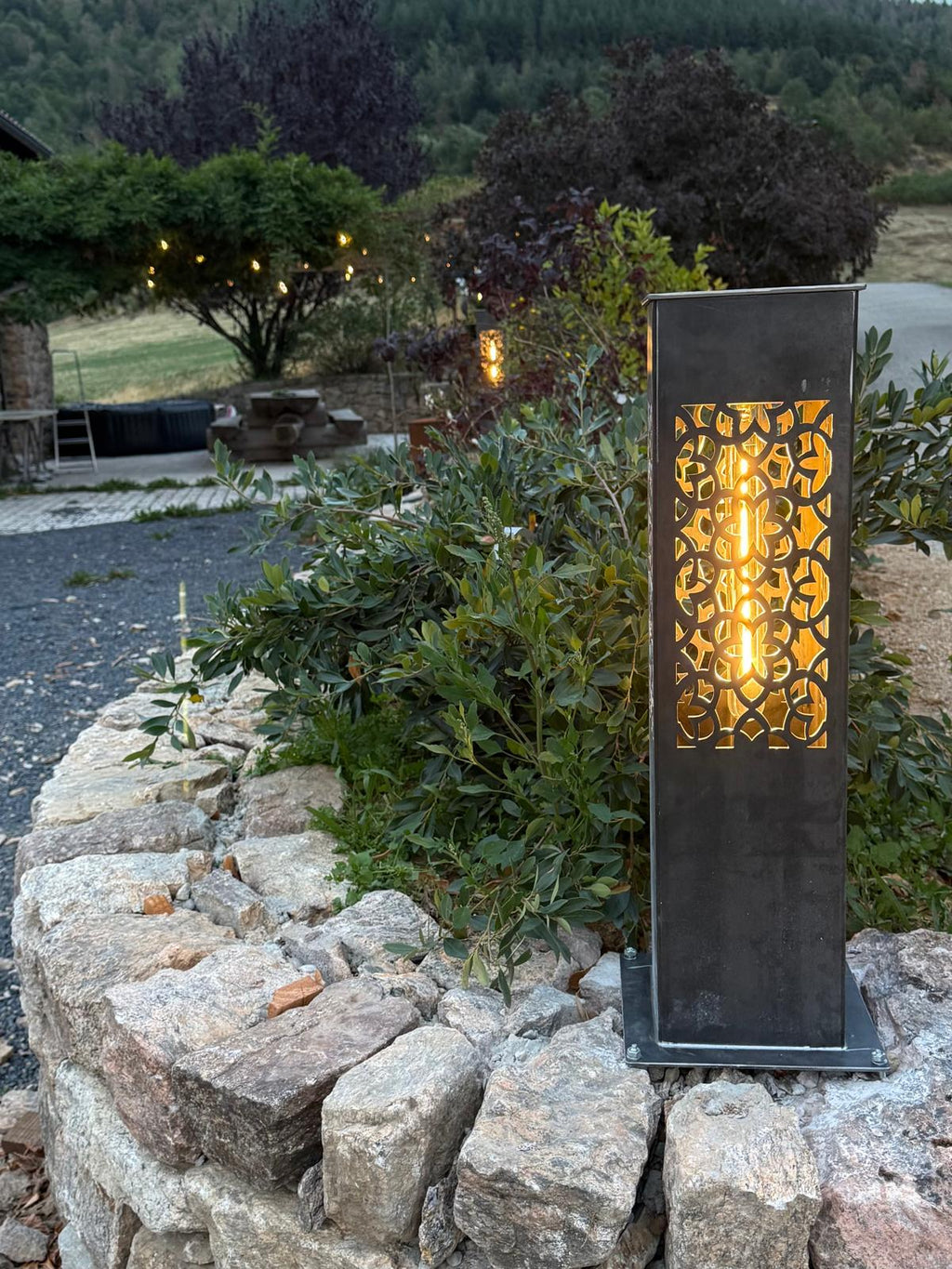 Lampe extérieure carrée — métal découpé — vue 9