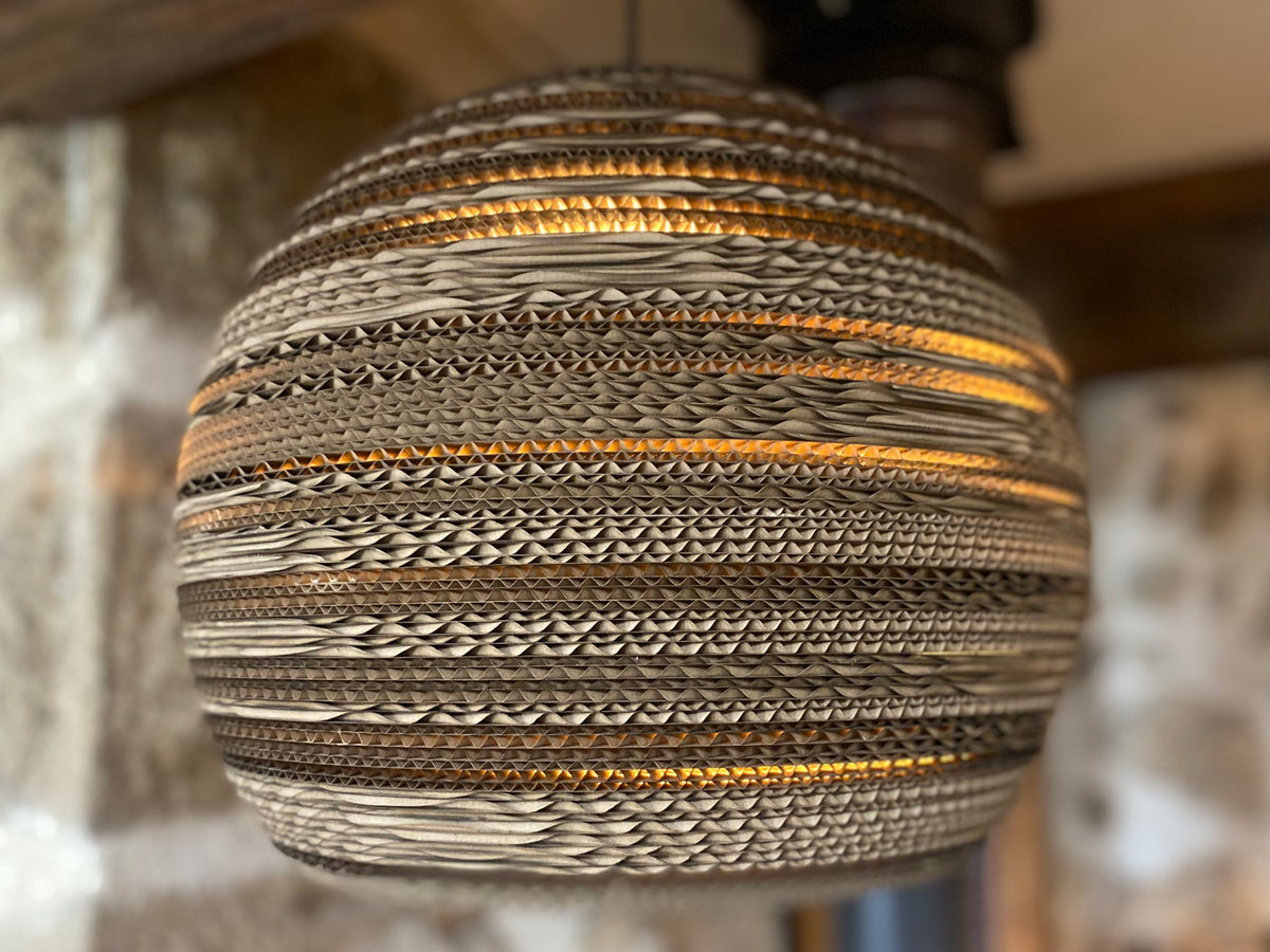 Suspension boule en carton recyclé, faite main à Préaux, Atelier Olivier Lerat — vue 3