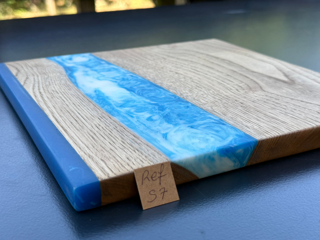 Plateau de service artisanal en bois et résine bleue, fait main, référence S7, vue 2