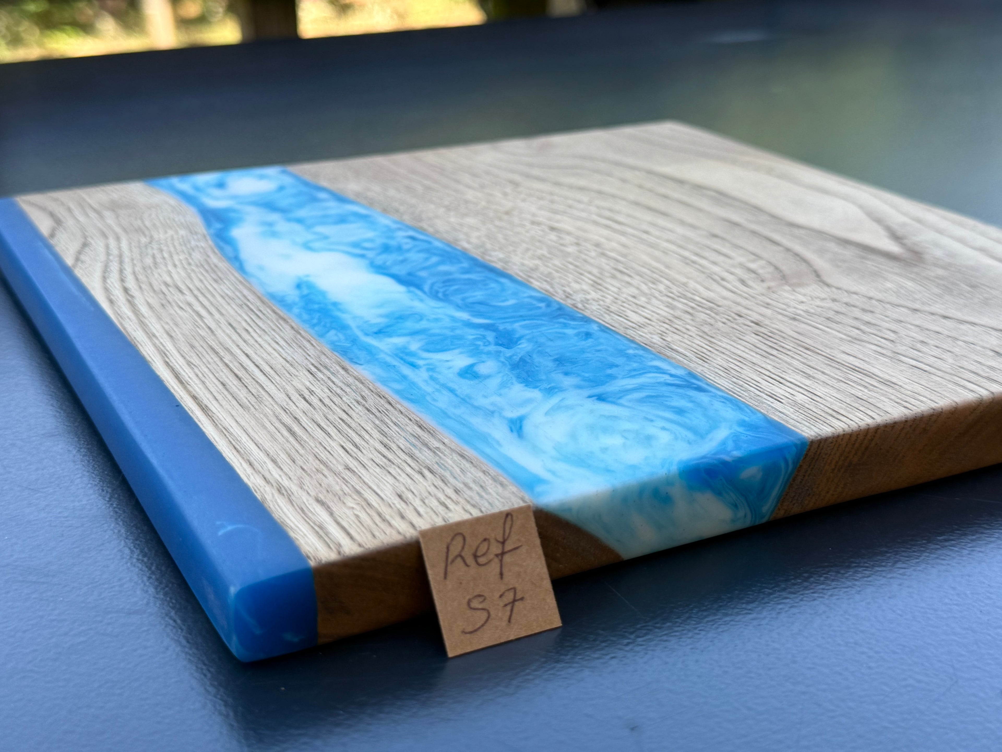 Plateau de service artisanal en bois et résine bleue, fait main, référence S7, vue 2