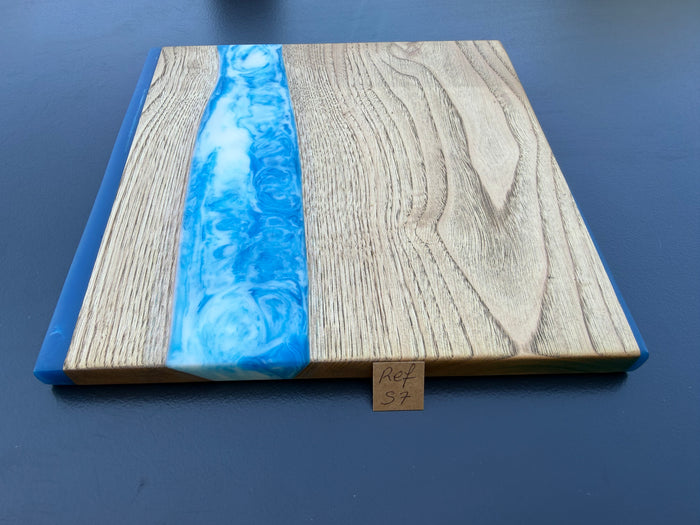 Plateau de service artisanal en bois et résine bleue, fait main, référence S7, vue 3