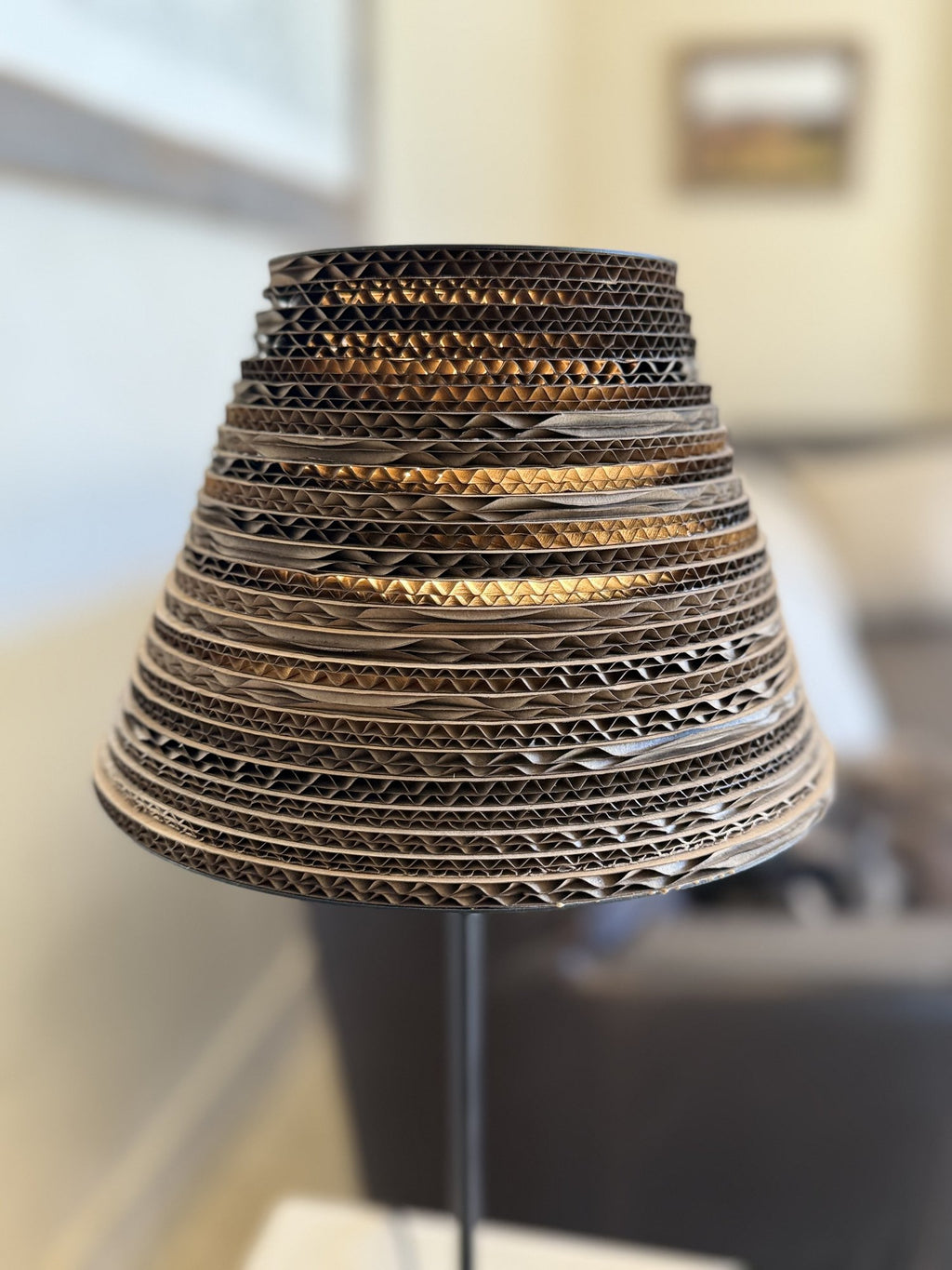 Lampe à poser cône grand en carton recyclé — détail des cannelures
