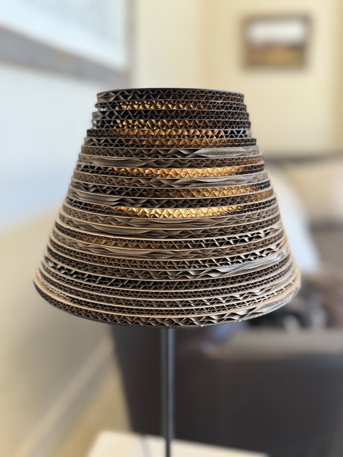 Lampe à poser cône grand en carton recyclé — détail des cannelures