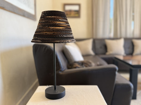 Lampe à poser cône petit en carton recyclé, faite main à Préaux, Atelier Olivier Lerat