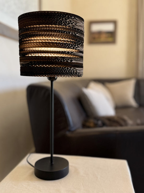 Lampe à poser cylindrique en carton recyclé, faite main à Préaux, Atelier Olivier Lerat