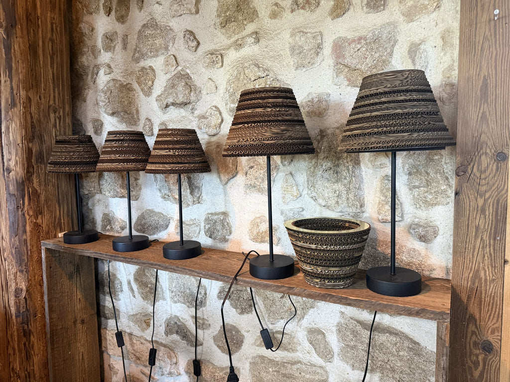 Lampes à poser cône en carton recyclé — ambiance