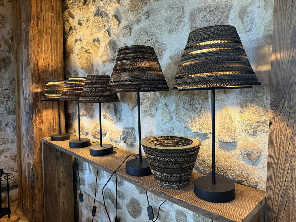 Lampes à poser cône en carton recyclé — ambiance