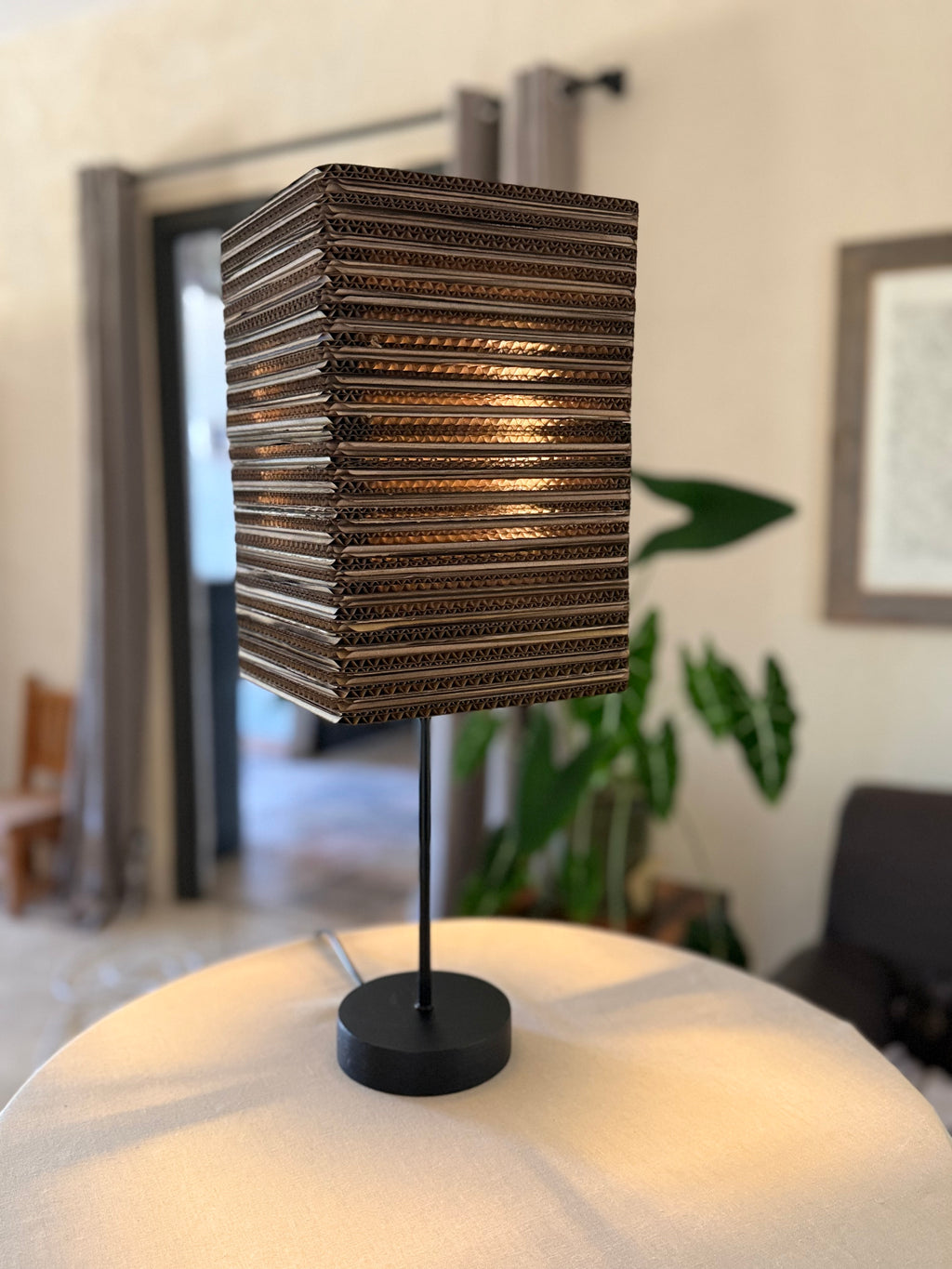 Lampe à poser carrée en carton recyclé, faite main à Préaux, Atelier Olivier Lerat