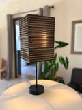 Lampe à poser carrée en carton recyclé, faite main à Préaux, Atelier Olivier Lerat