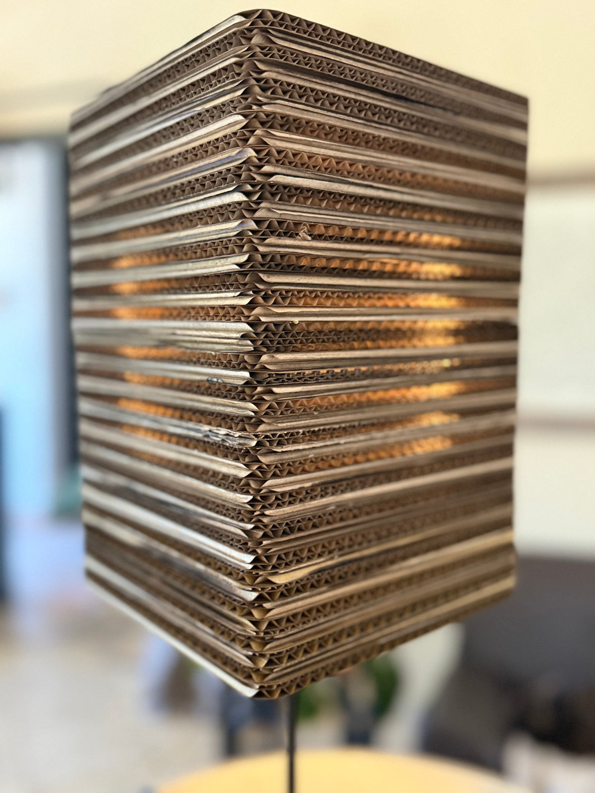Lampe à poser carrée en carton recyclé, faite main à Préaux, Atelier Olivier Lerat, vue 2