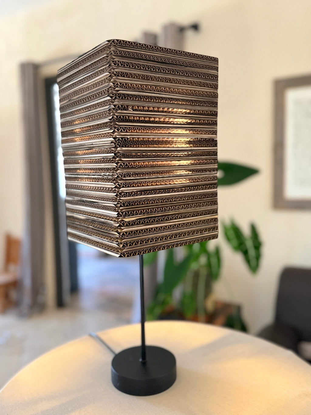 Lampe à poser carrée en carton recyclé, faite main à Préaux, Atelier Olivier Lerat, vue 3