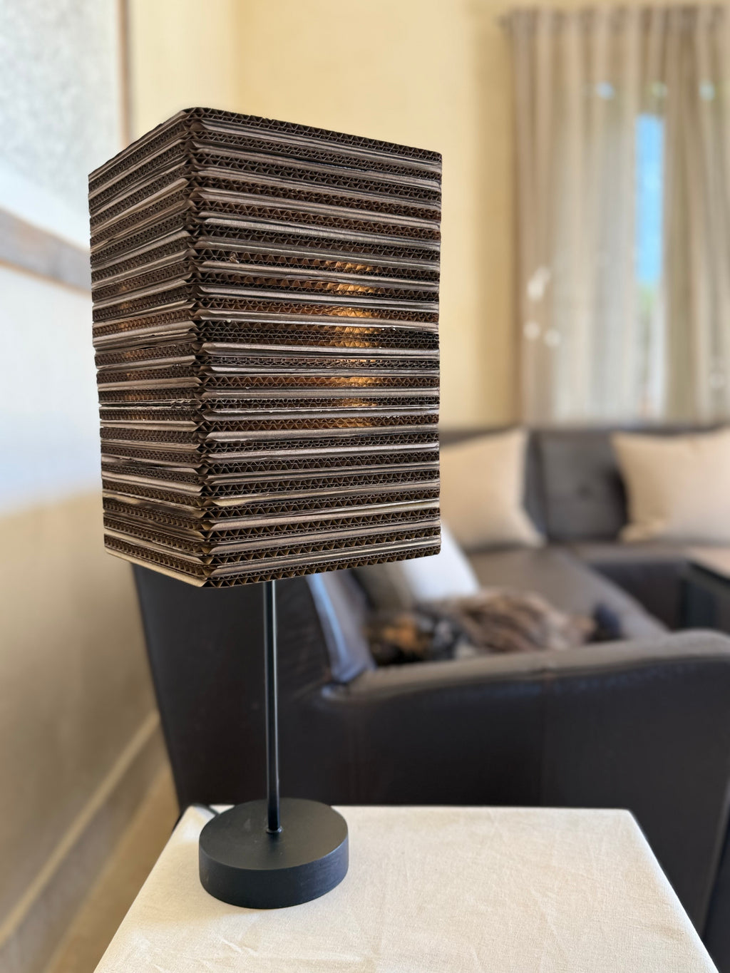 Lampe à poser carrée en carton recyclé, faite main à Préaux, Atelier Olivier Lerat, vue 4