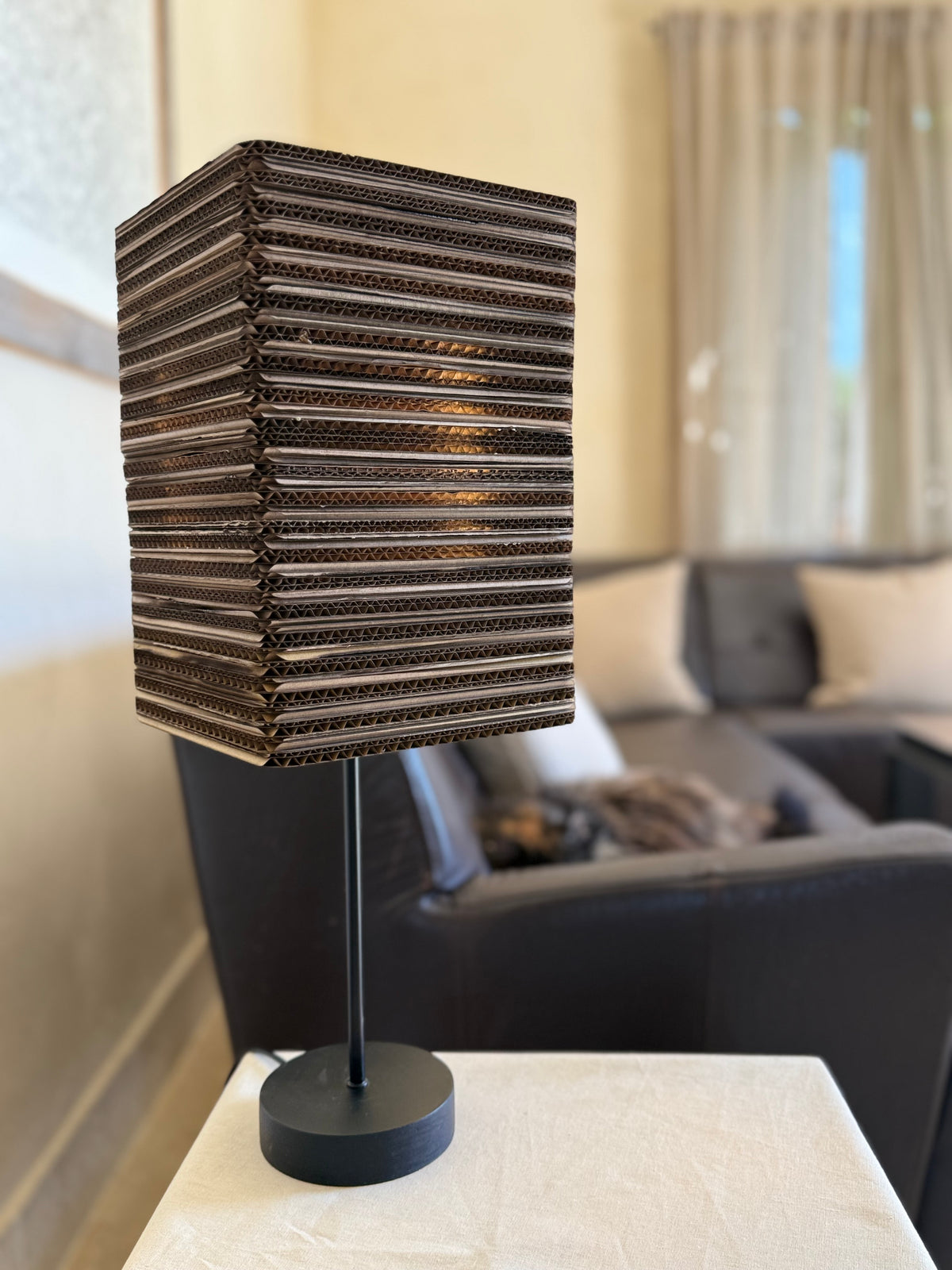 Lampe à poser carrée en carton recyclé, faite main à Préaux, Atelier Olivier Lerat, vue 4