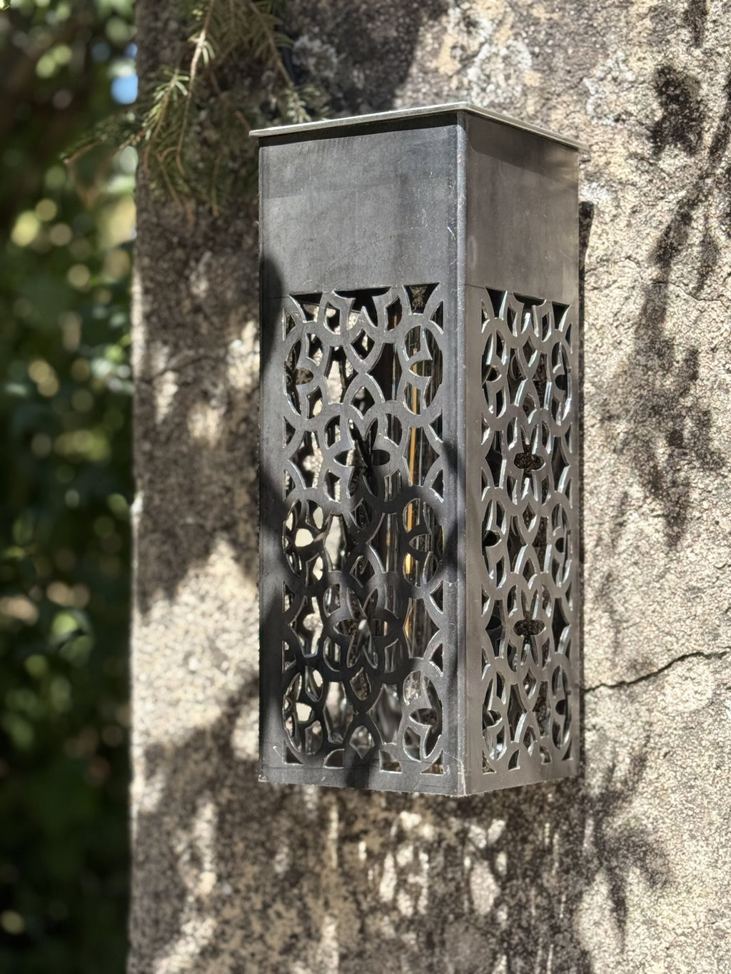 Lampe extérieure carrée — métal découpé — vue 1
