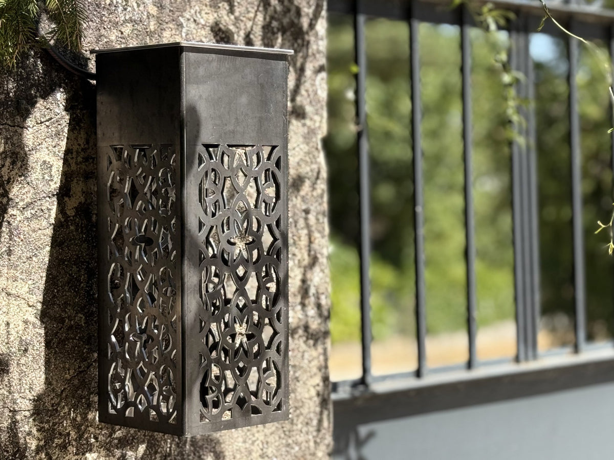 Lampe extérieure carrée — métal découpé — vue 2