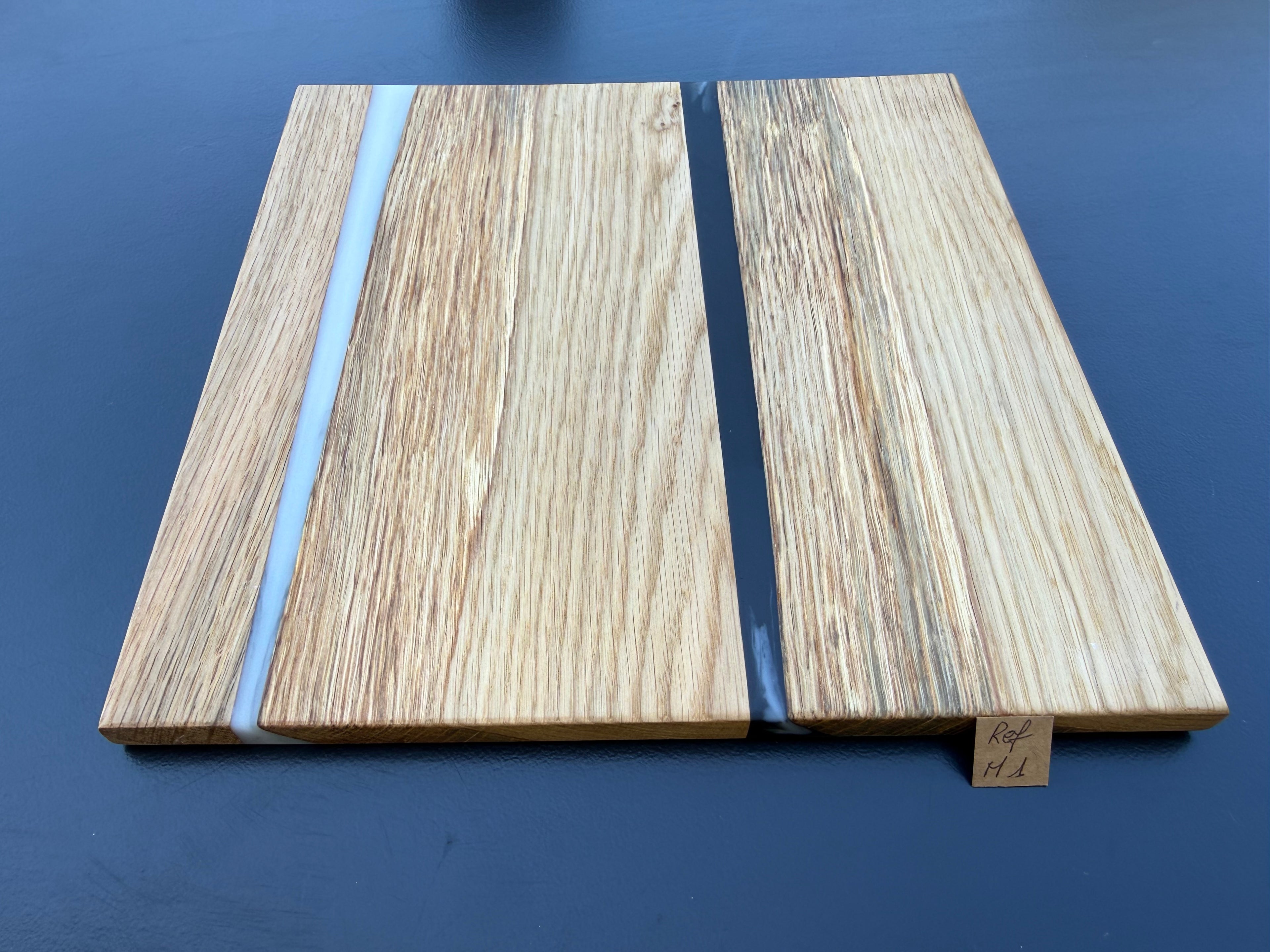 Plateau de service artisanal en bois et résine blanche, forme carrée, référence M1