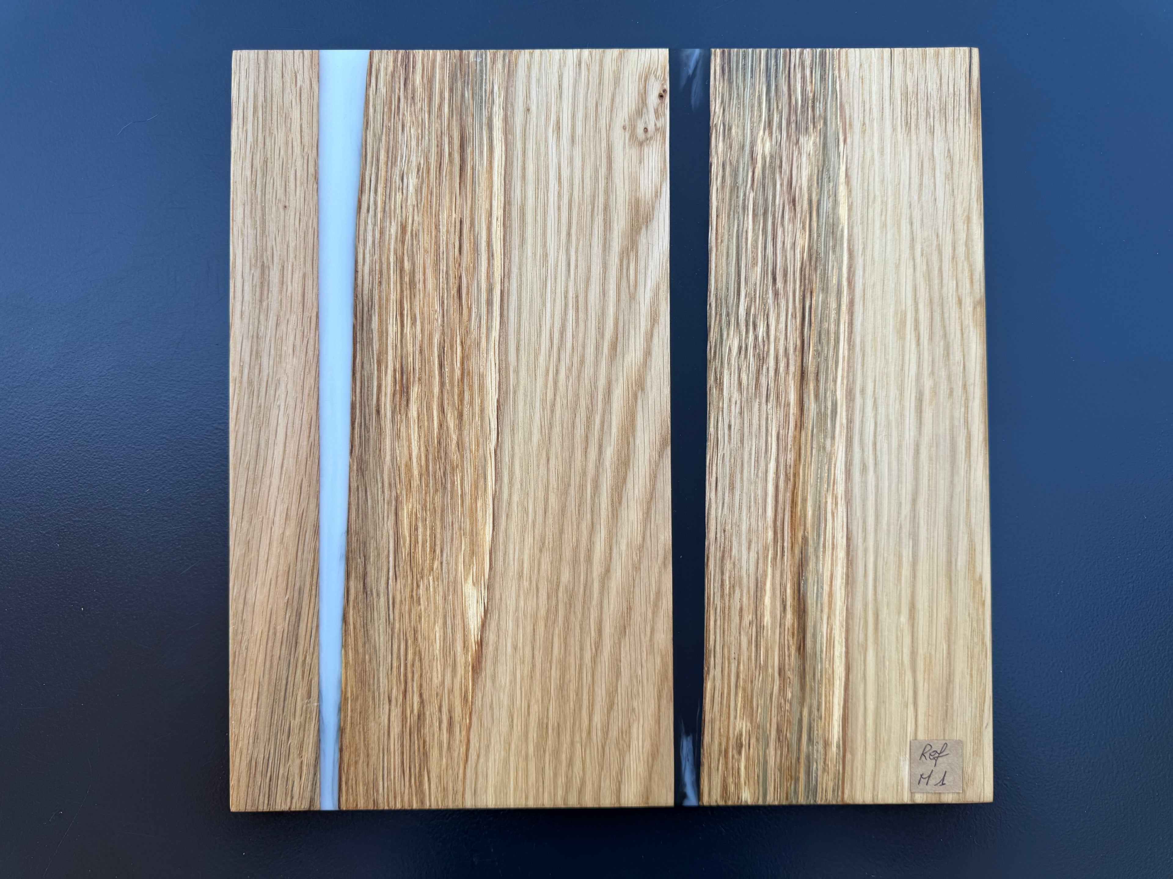 Plateau de service artisanal en bois et résine blanche, forme carrée, référence M1 – vue 2