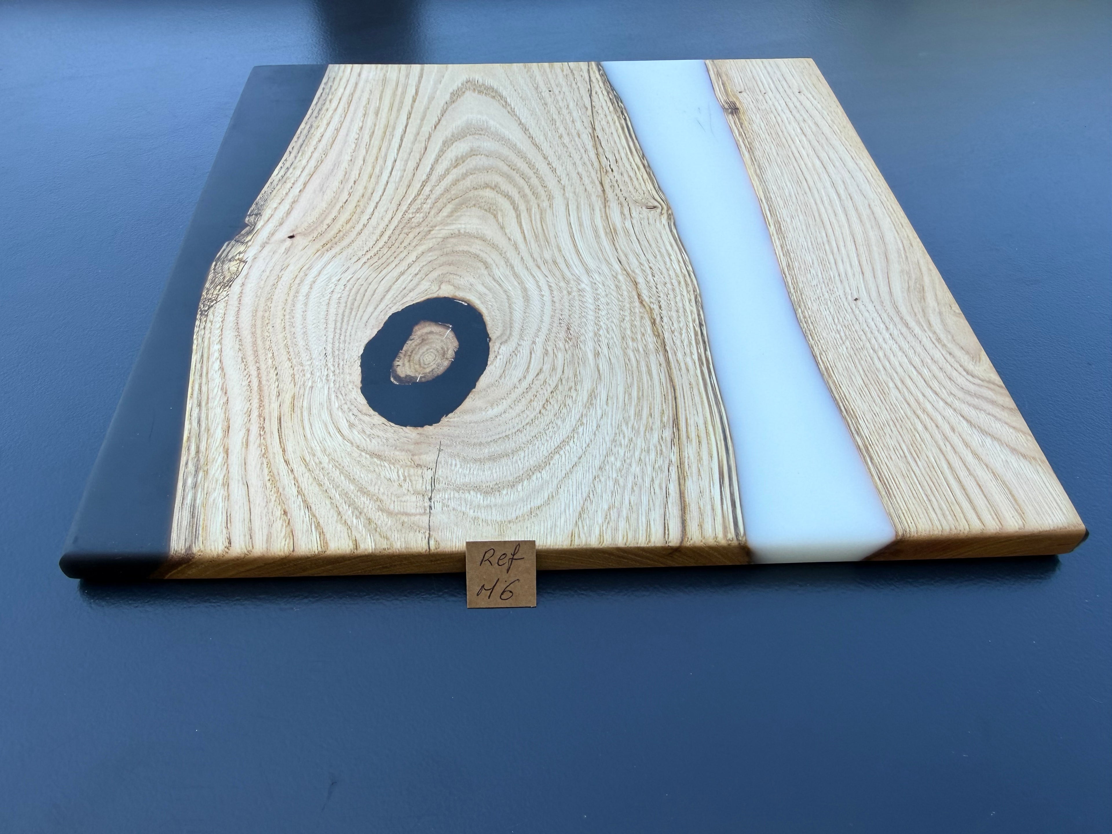 Plateau de service artisanal en bois et résine blanche, forme carrée, référence M6