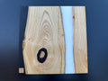 Plateau de service artisanal en bois et résine blanche, forme carrée, référence M6 – vue 2