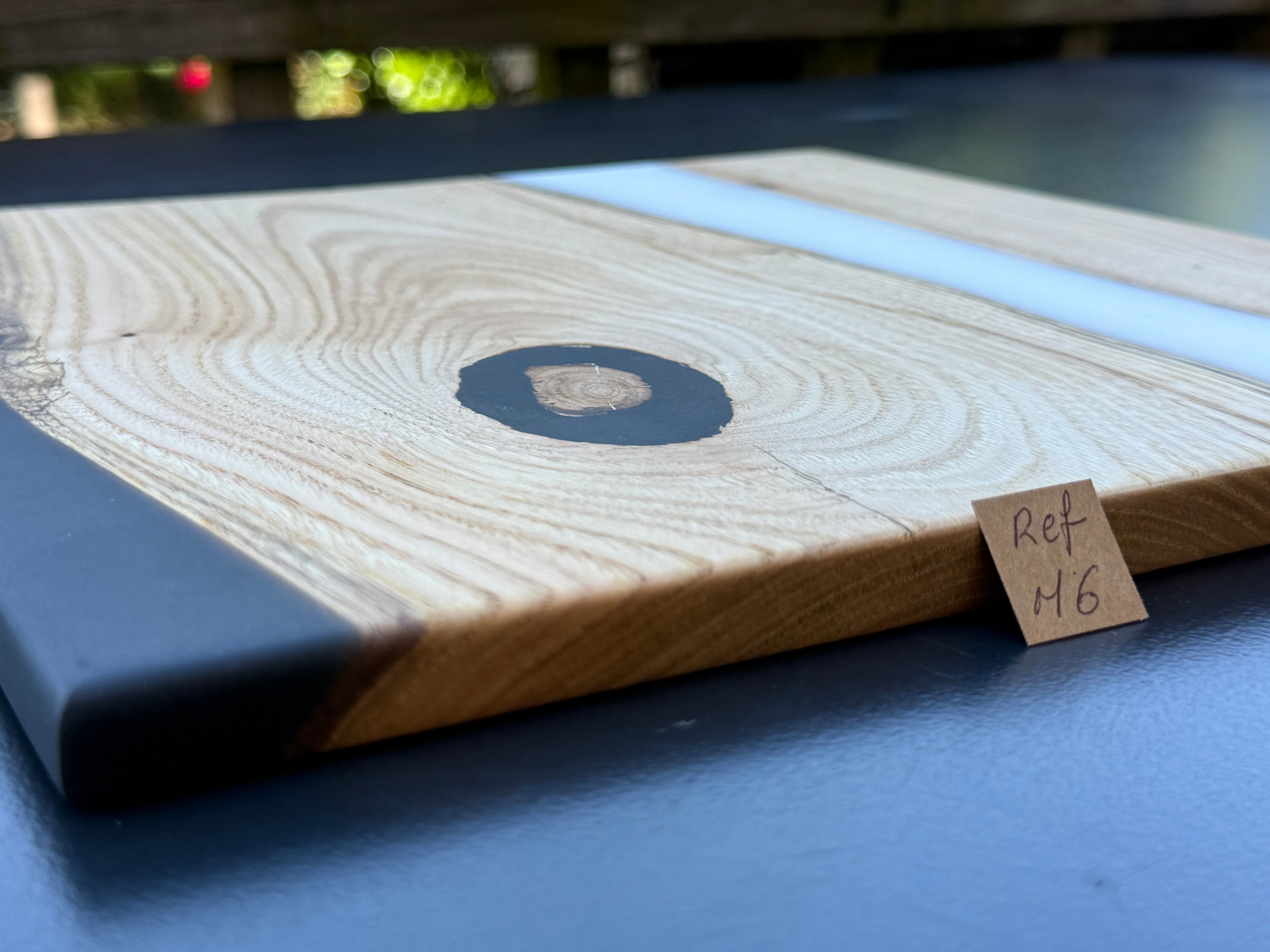 Plateau de service artisanal en bois et résine blanche, forme carrée, référence M6 – vue 3