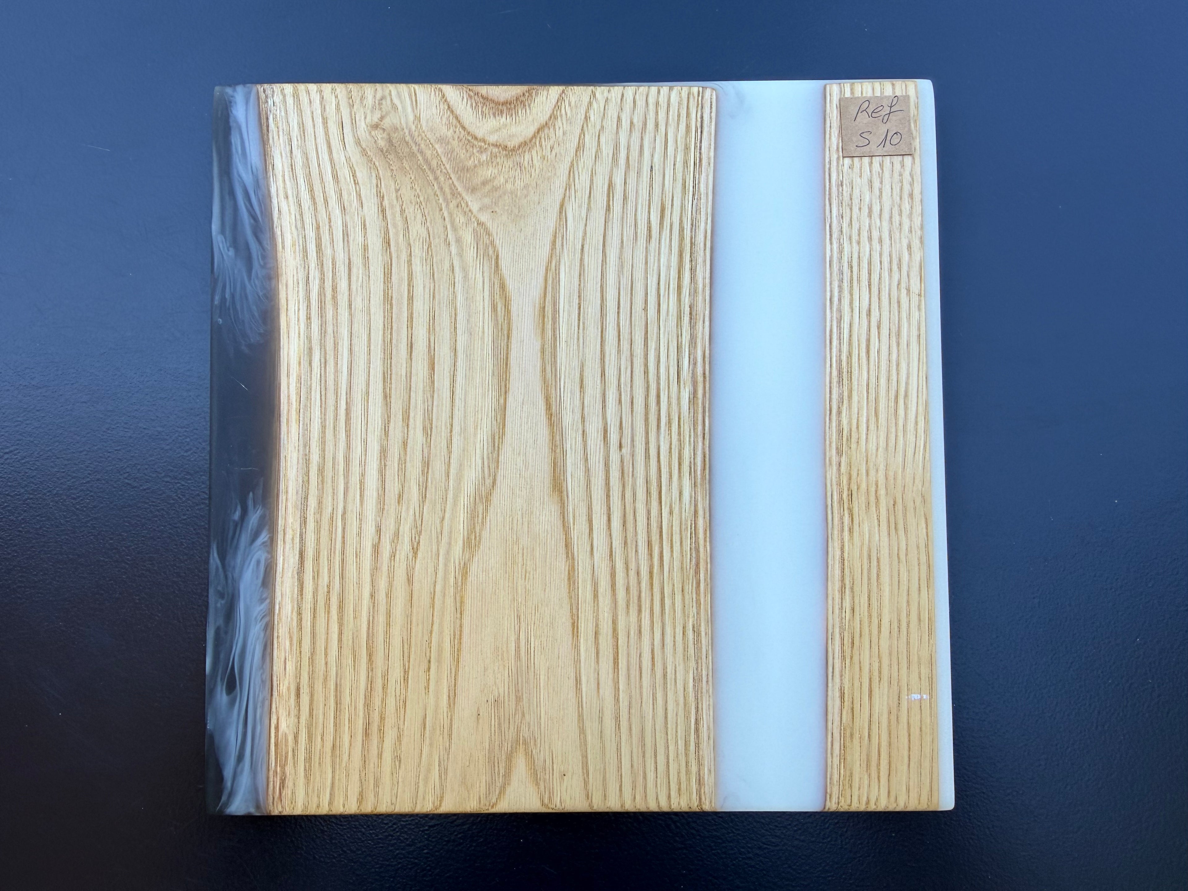 Plateau de service artisanal en bois et résine blanche nacrée, forme carrée, référence S10