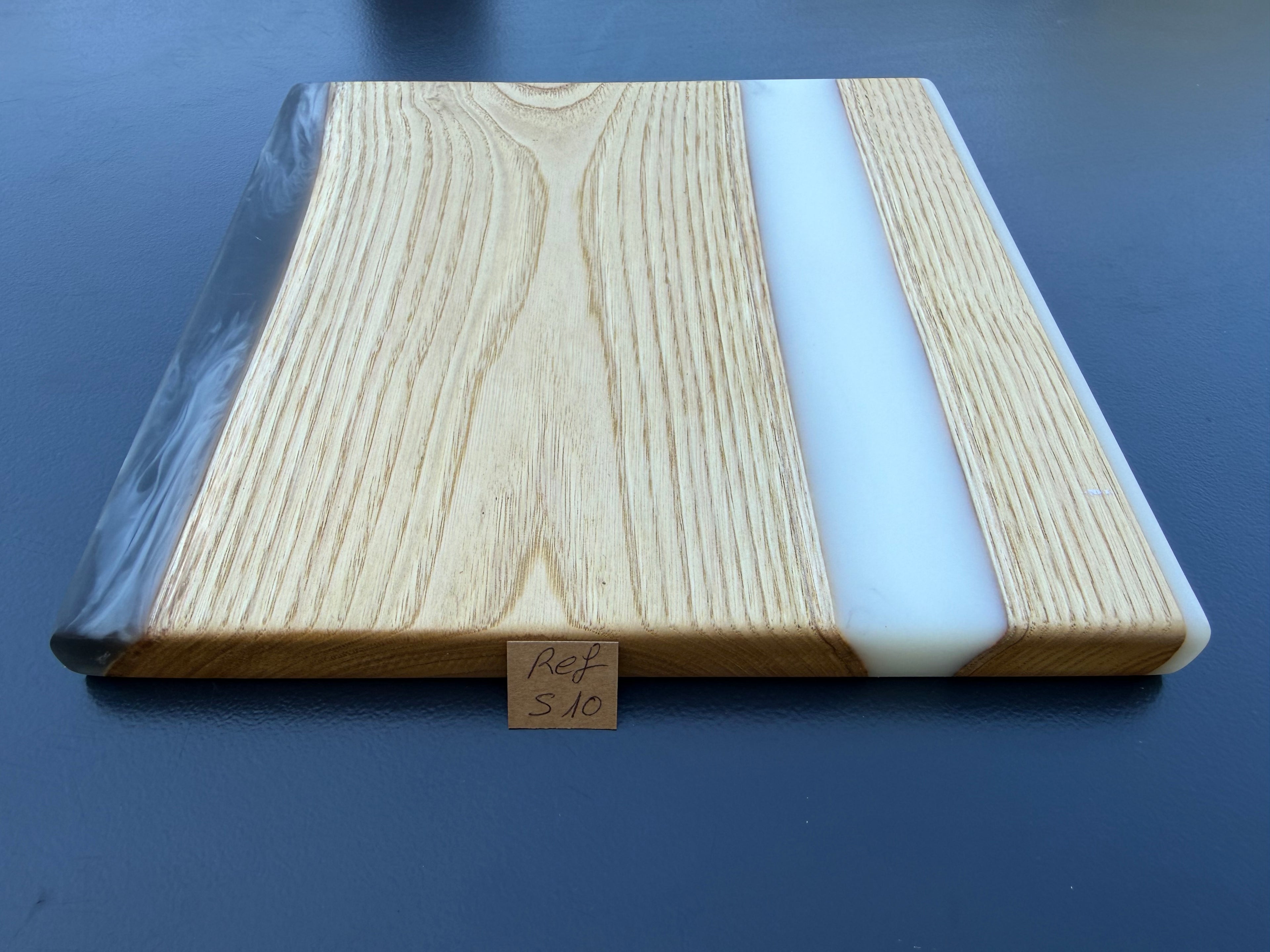 Plateau de service artisanal en bois et résine blanche nacrée, forme carrée, référence S10 – vue 2