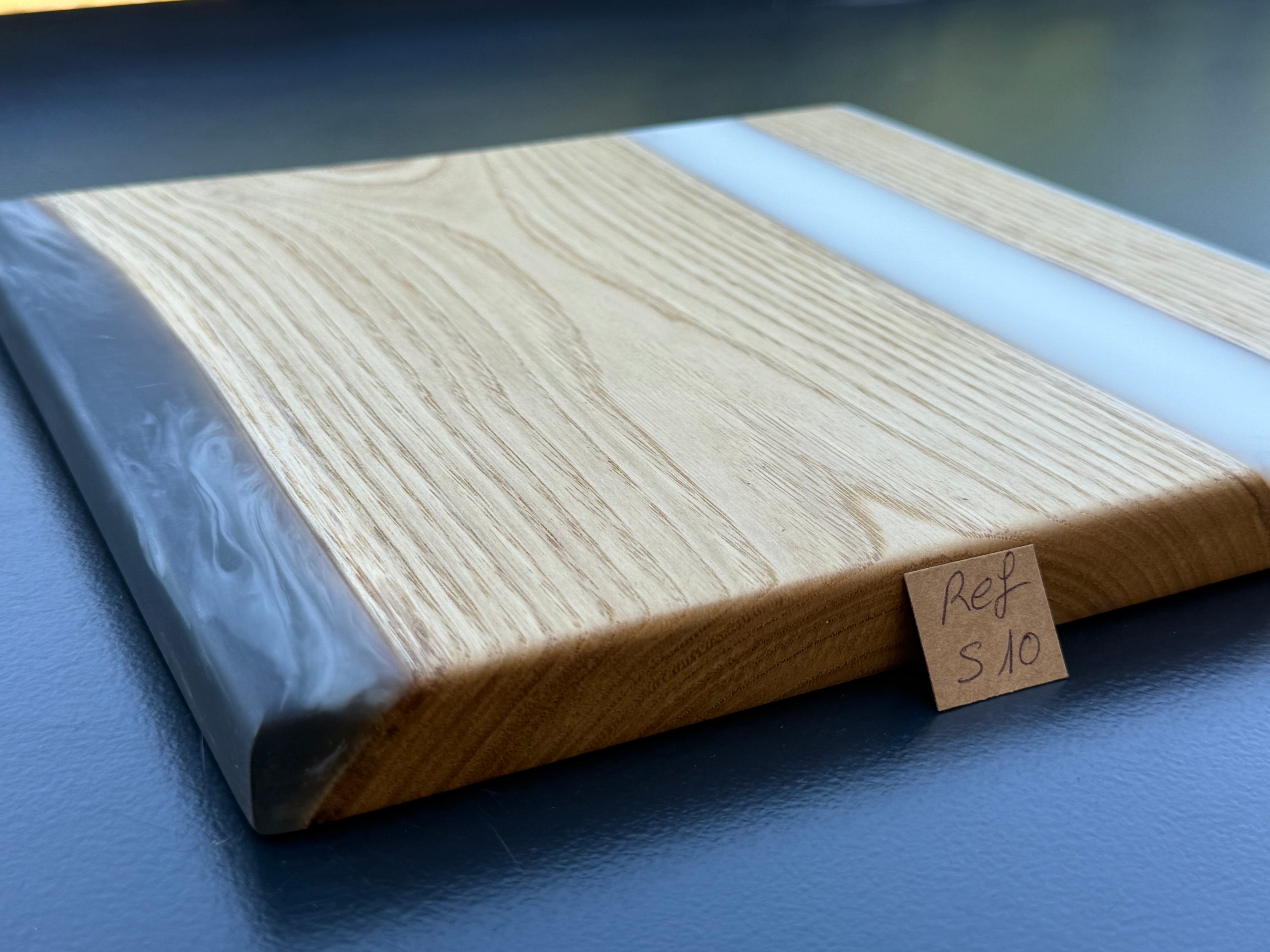 Plateau de service artisanal en bois et résine blanche nacrée, forme carrée, référence S10 – vue 3