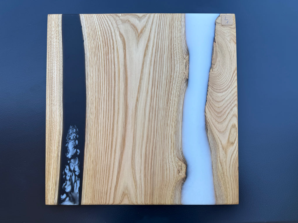 Plateau de service artisanal en bois et résine blanche et noire, forme carrée, référence L1