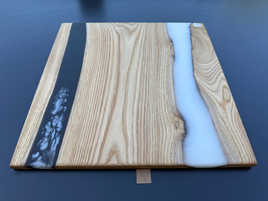 Plateau de service artisanal en bois et résine blanche et noire, forme carrée, référence L1 – vue 2