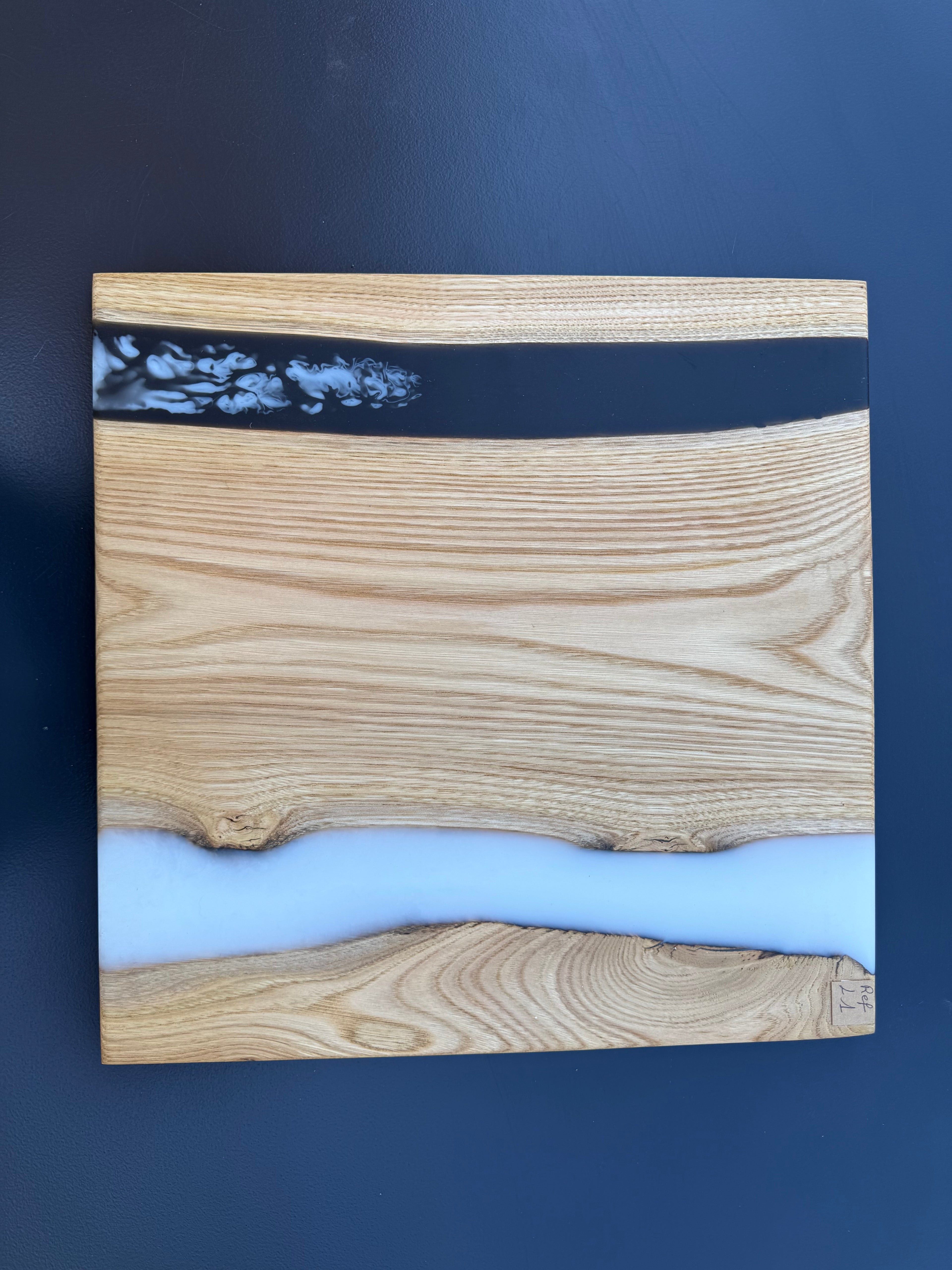 Plateau de service artisanal en bois et résine blanche et noire, forme carrée, référence L1 – vue 3