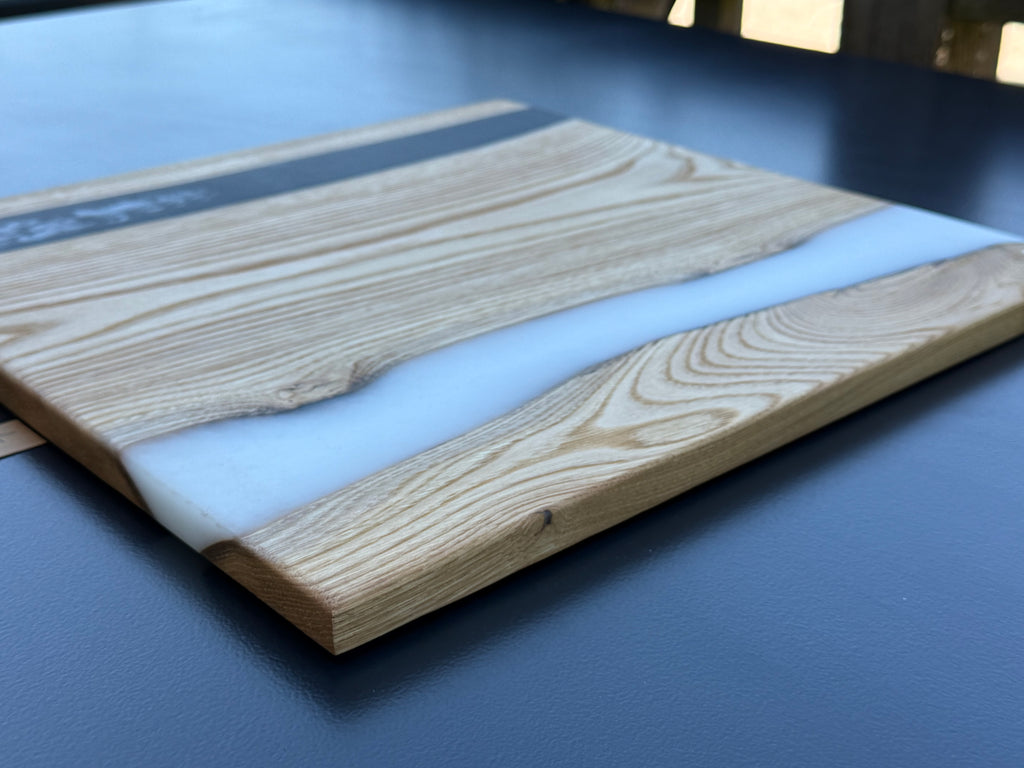 Plateau de service artisanal en bois et résine blanche et noire, forme carrée, référence L1 – vue 4