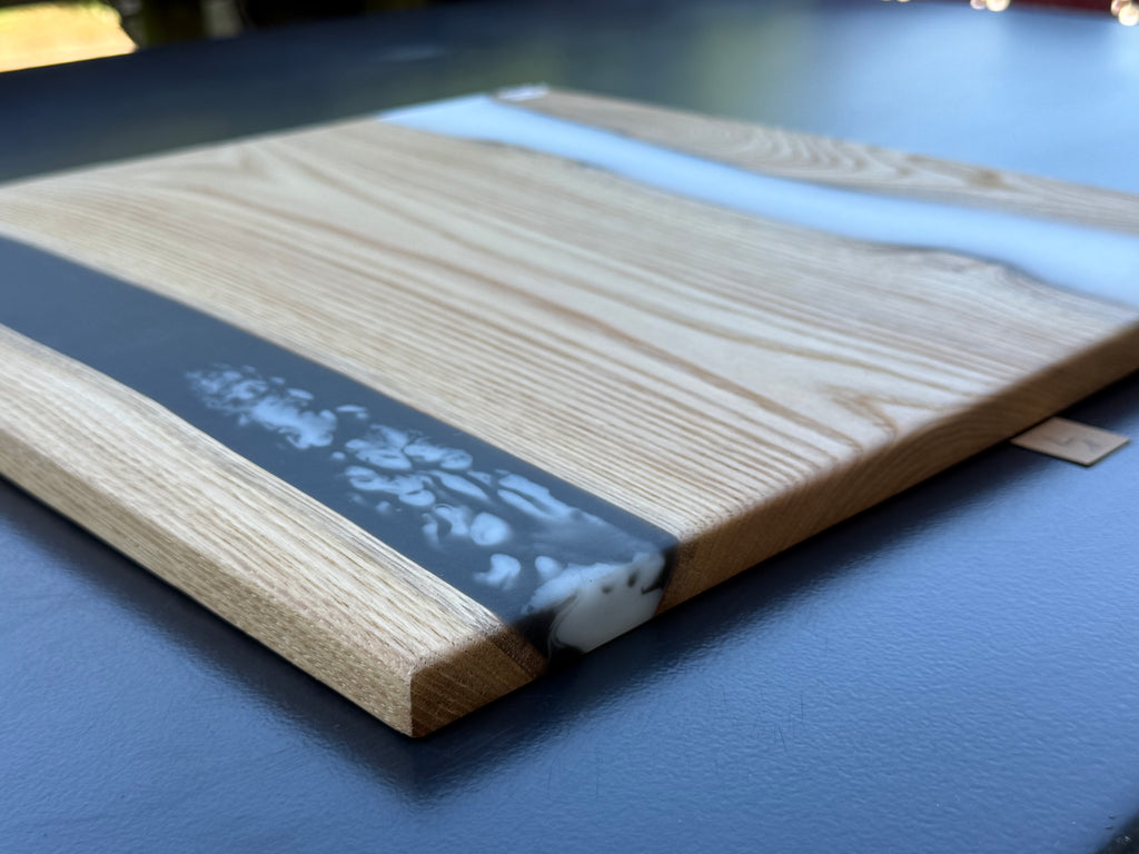 Plateau de service artisanal en bois et résine blanche et noire, forme carrée, référence L1 – vue 5