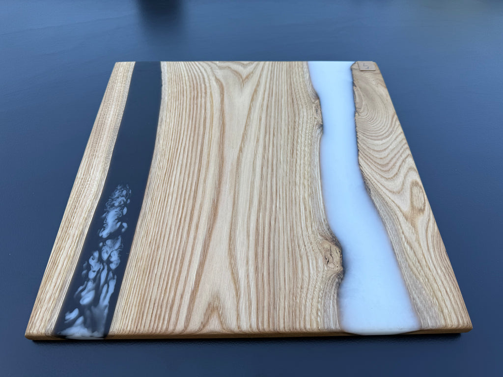 Plateau de service artisanal en bois et résine blanche et noire, forme carrée, référence L1 – vue 6