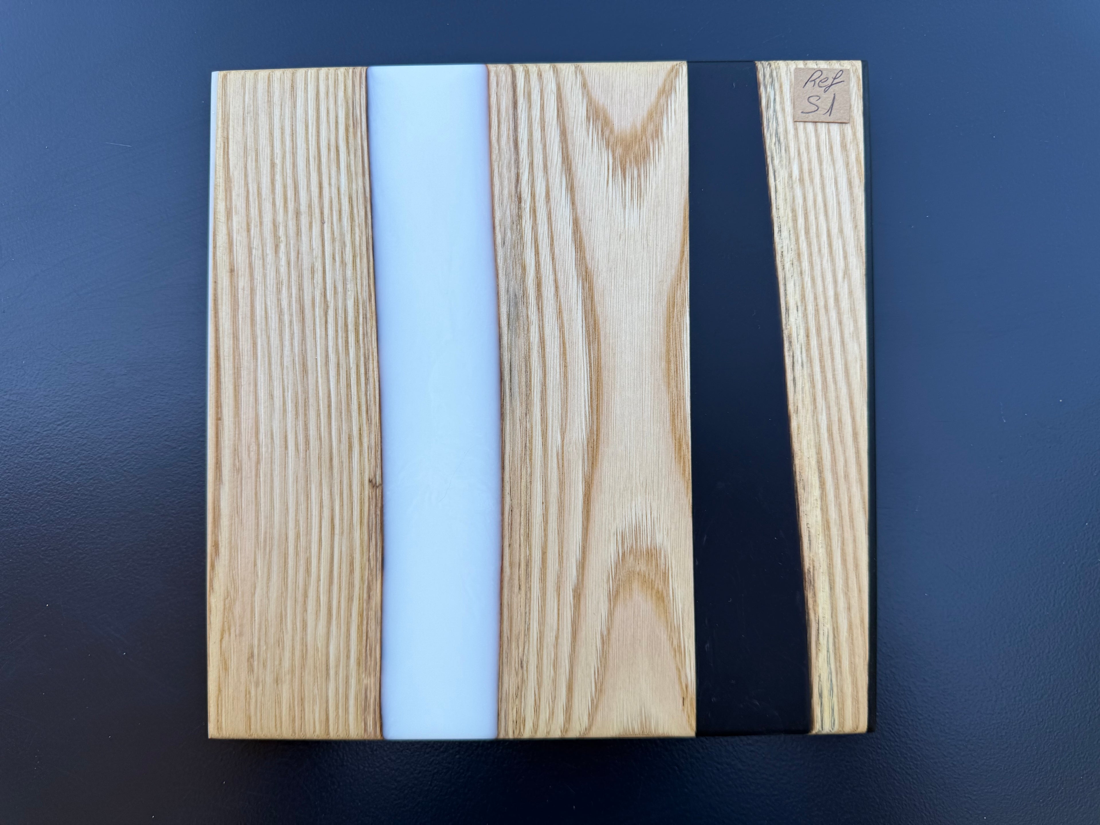 Plateau de service artisanal en bois et résine blanche et noire, forme carrée, référence S1