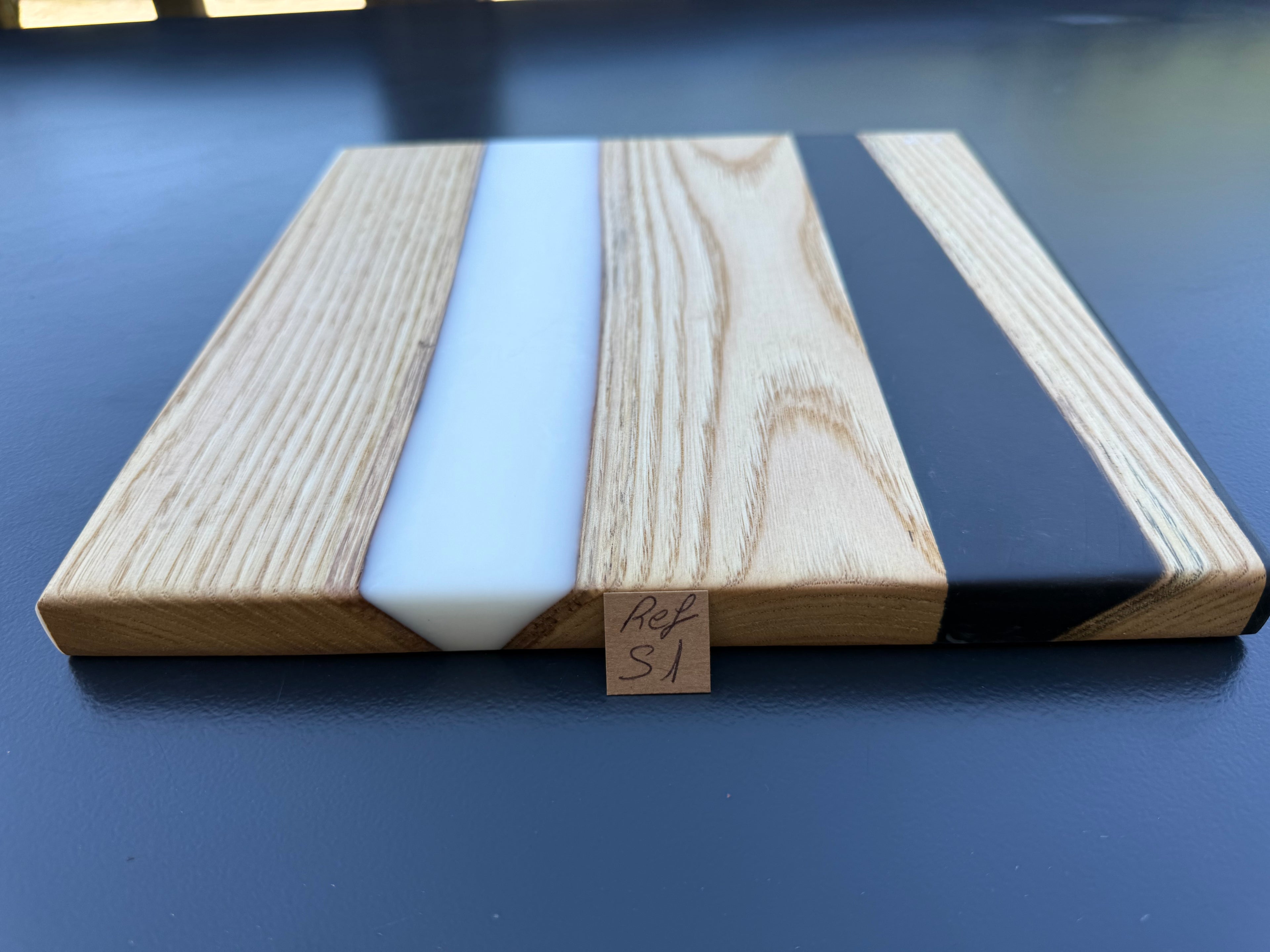 Plateau de service artisanal en bois et résine blanche et noire, forme carrée, référence S1 – vue 2