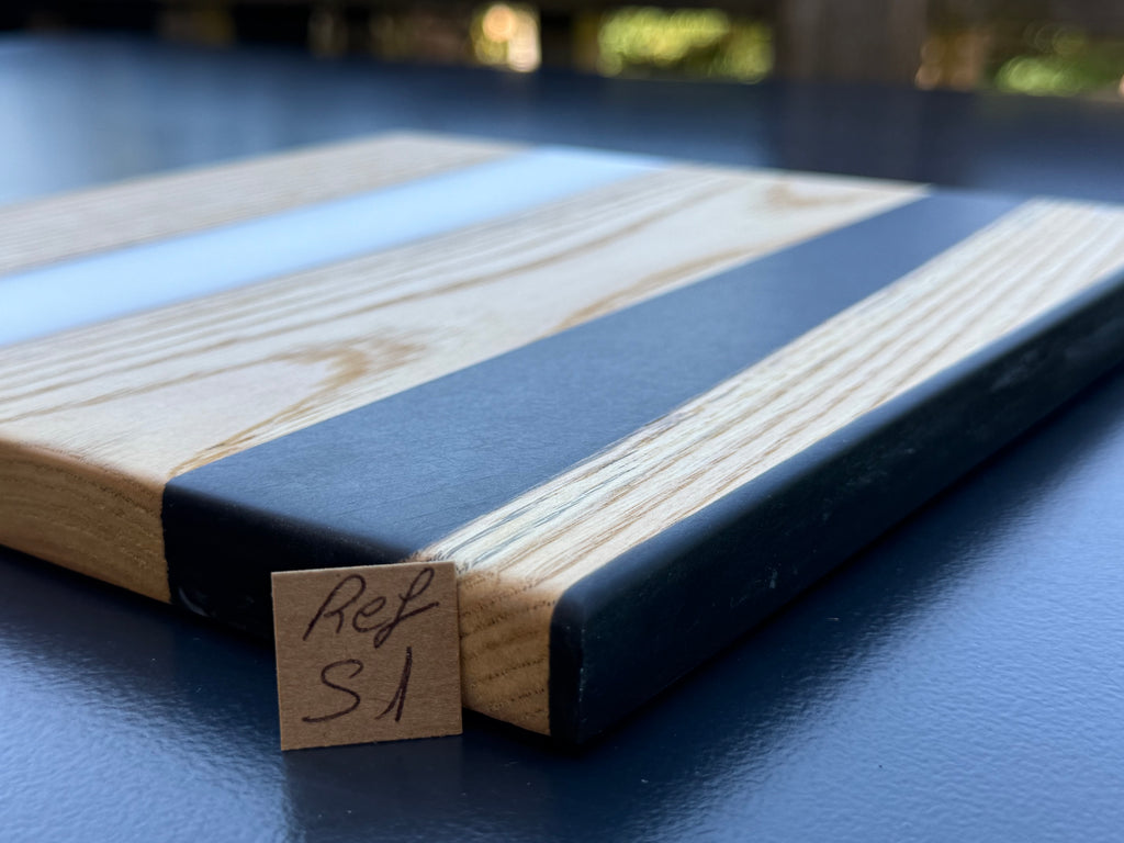 Plateau de service artisanal en bois et résine blanche et noire, forme carrée, référence S1 – vue 3