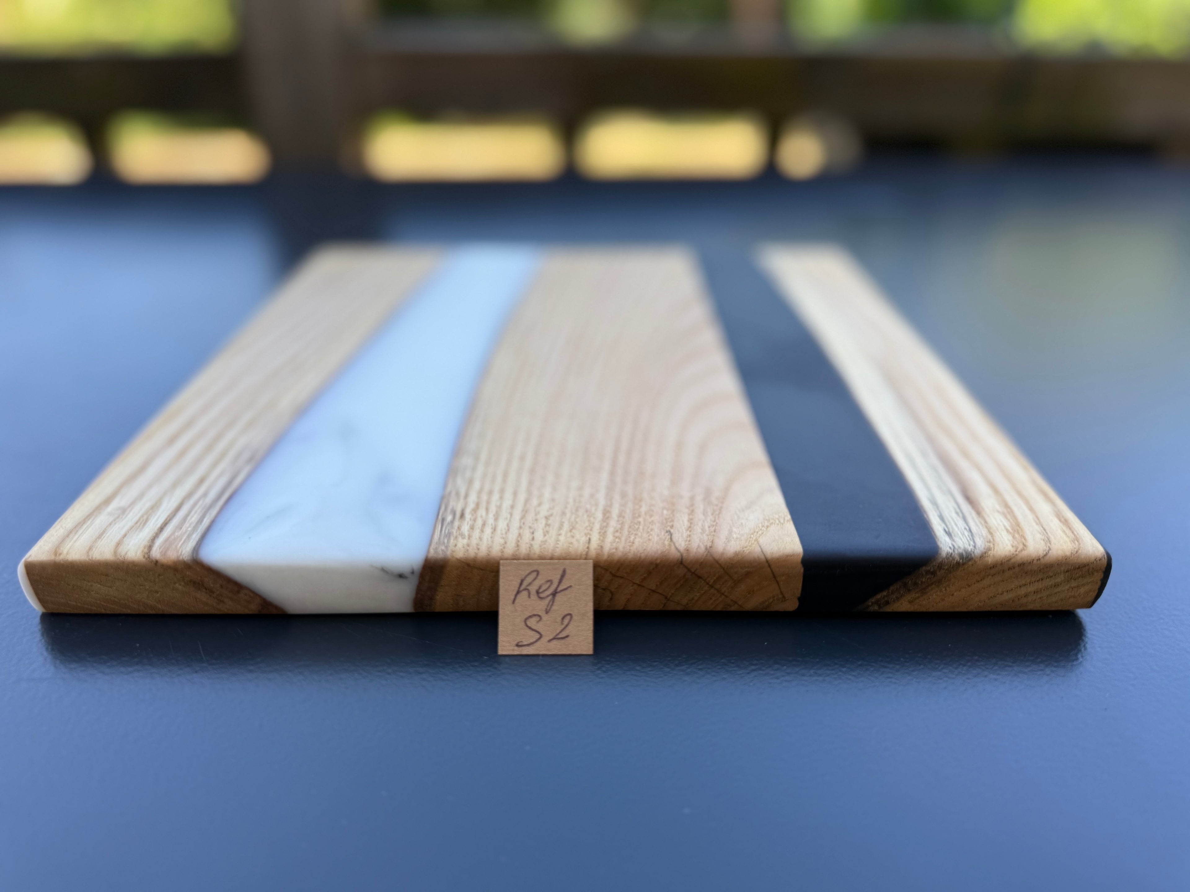 Plateau de service artisanal en bois et résine blanche et noire, forme carrée, référence S2