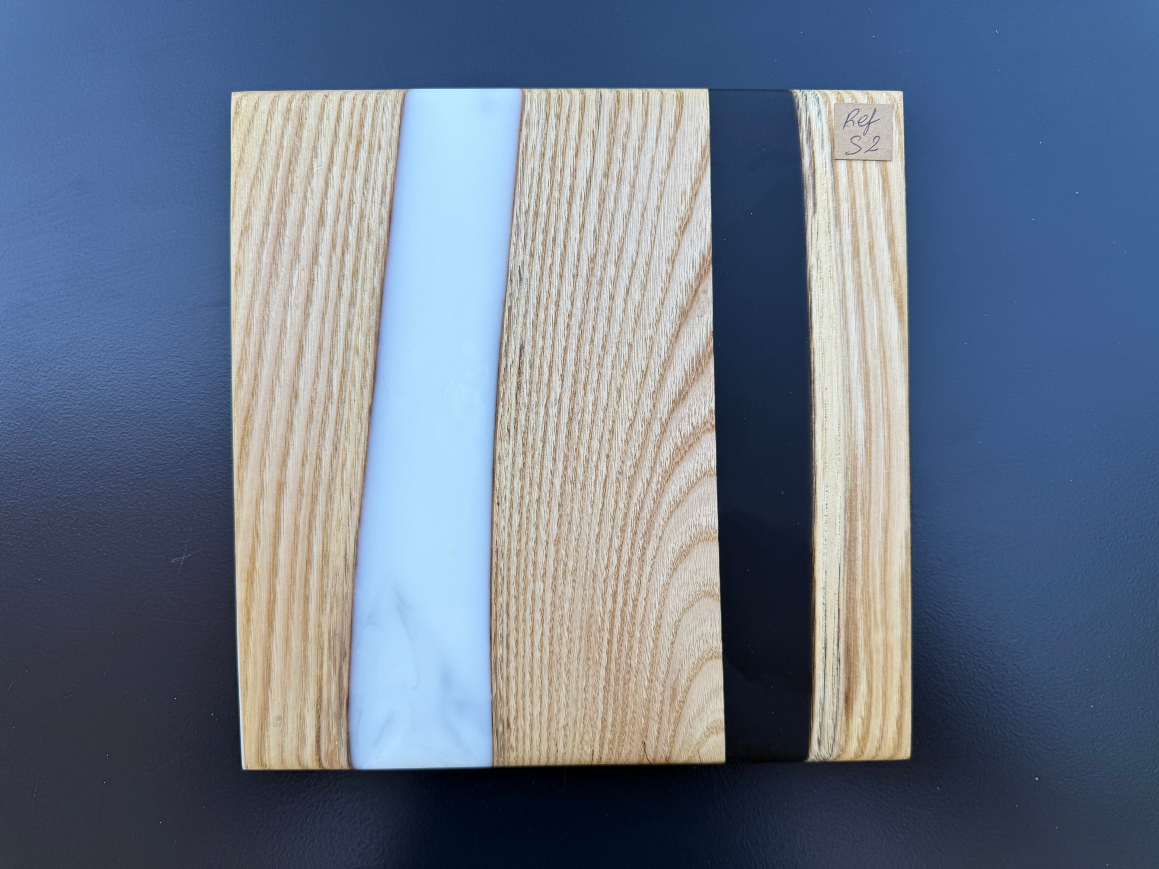 Plateau de service artisanal en bois et résine blanche et noire, forme carrée, référence S2 – vue 2