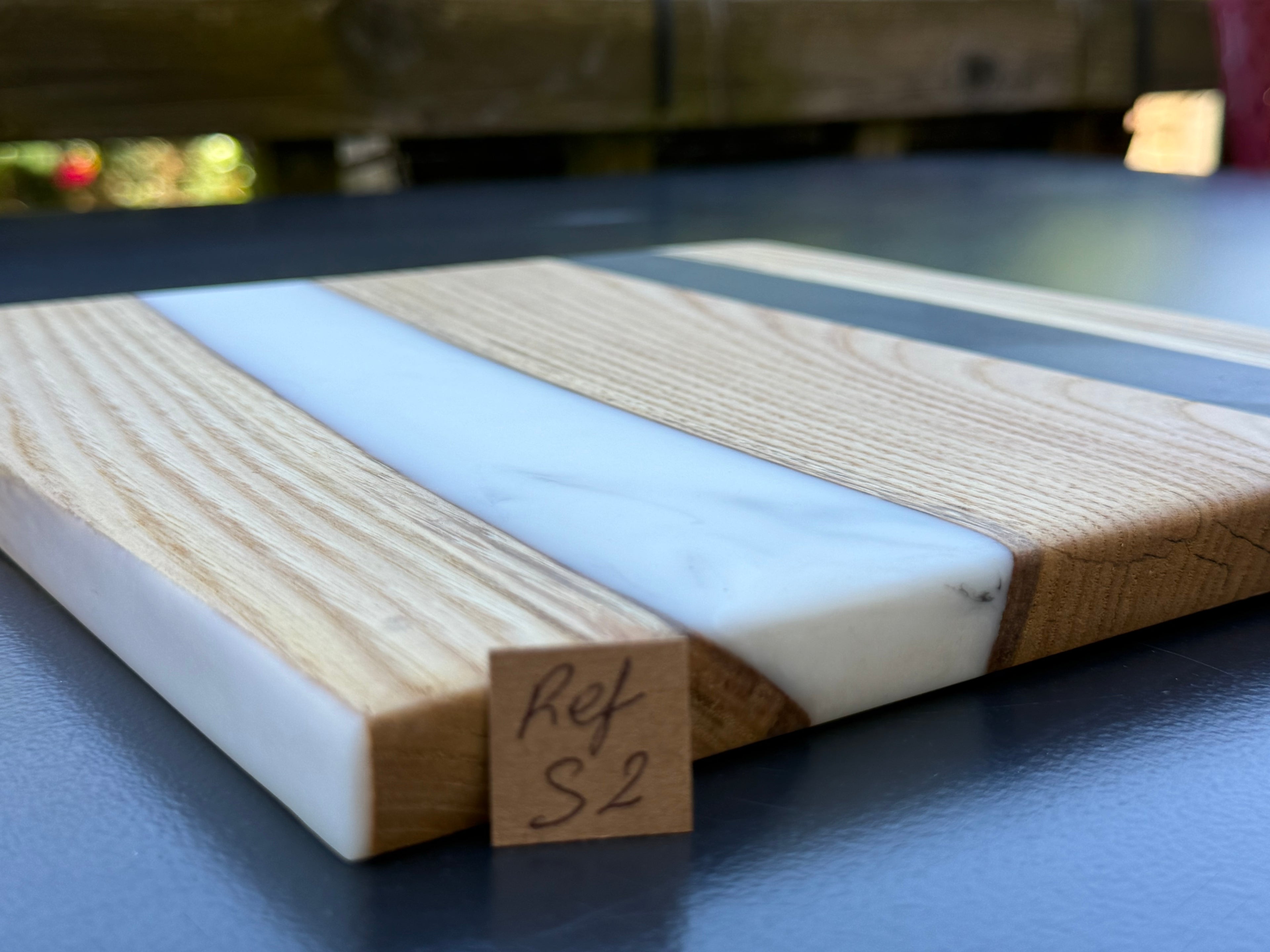 Plateau de service artisanal en bois et résine blanche et noire, forme carrée, référence S2 – vue 3