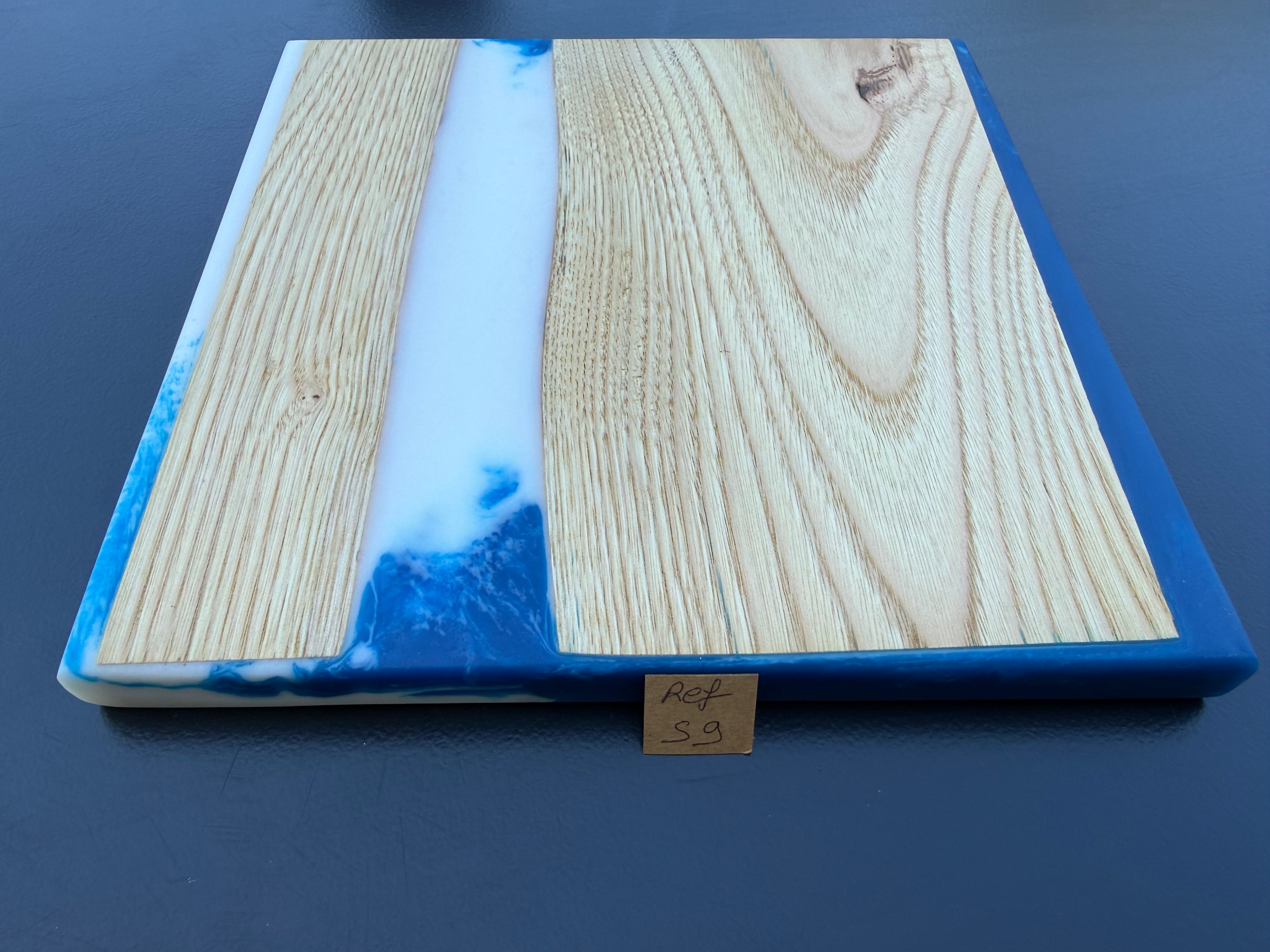 Plateau de service artisanal en bois et résine bleue et blanche, forme carrée, référence S9