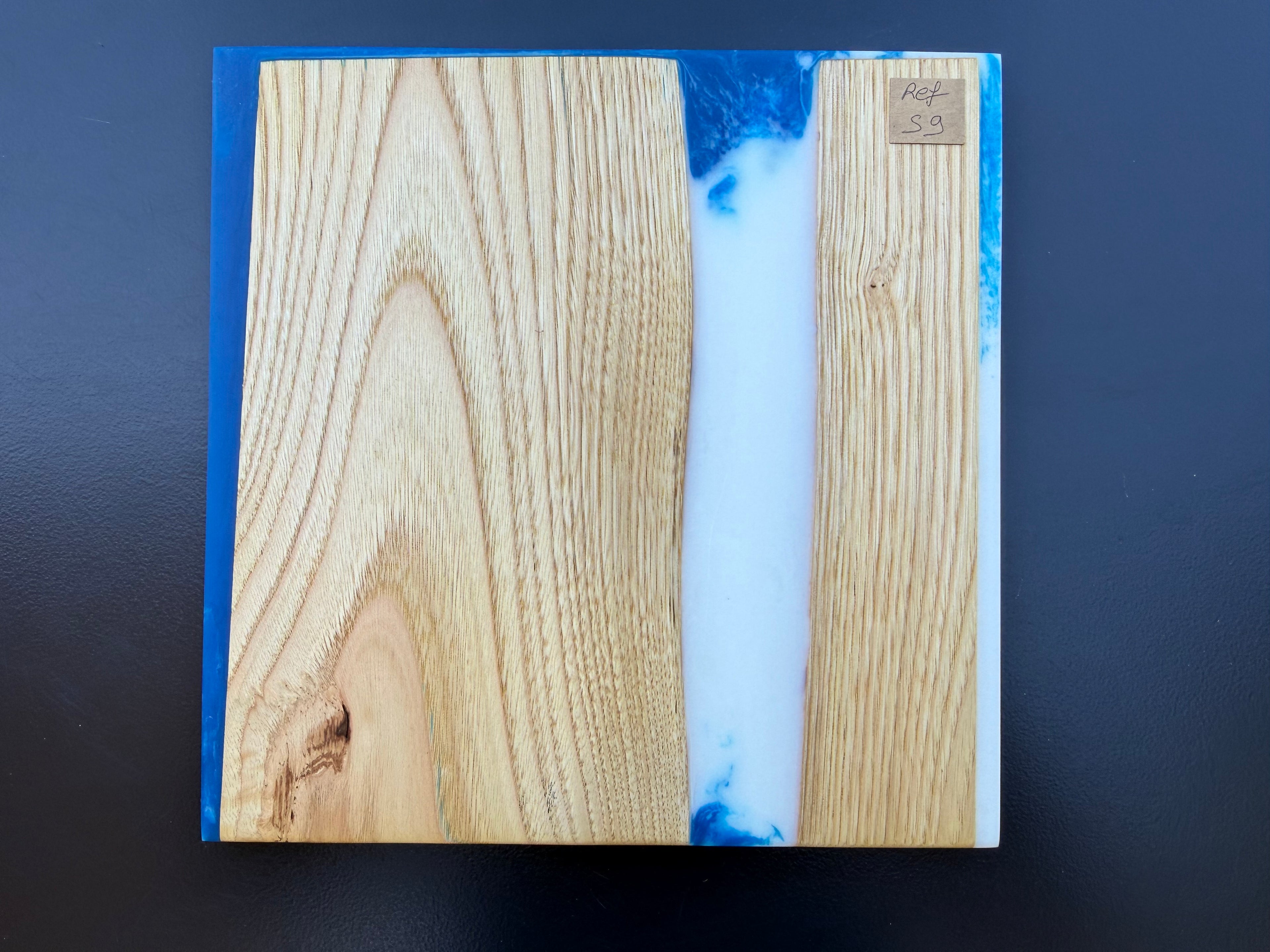 Plateau de service artisanal en bois et résine bleue et blanche, forme carrée, référence S9 – vue 2