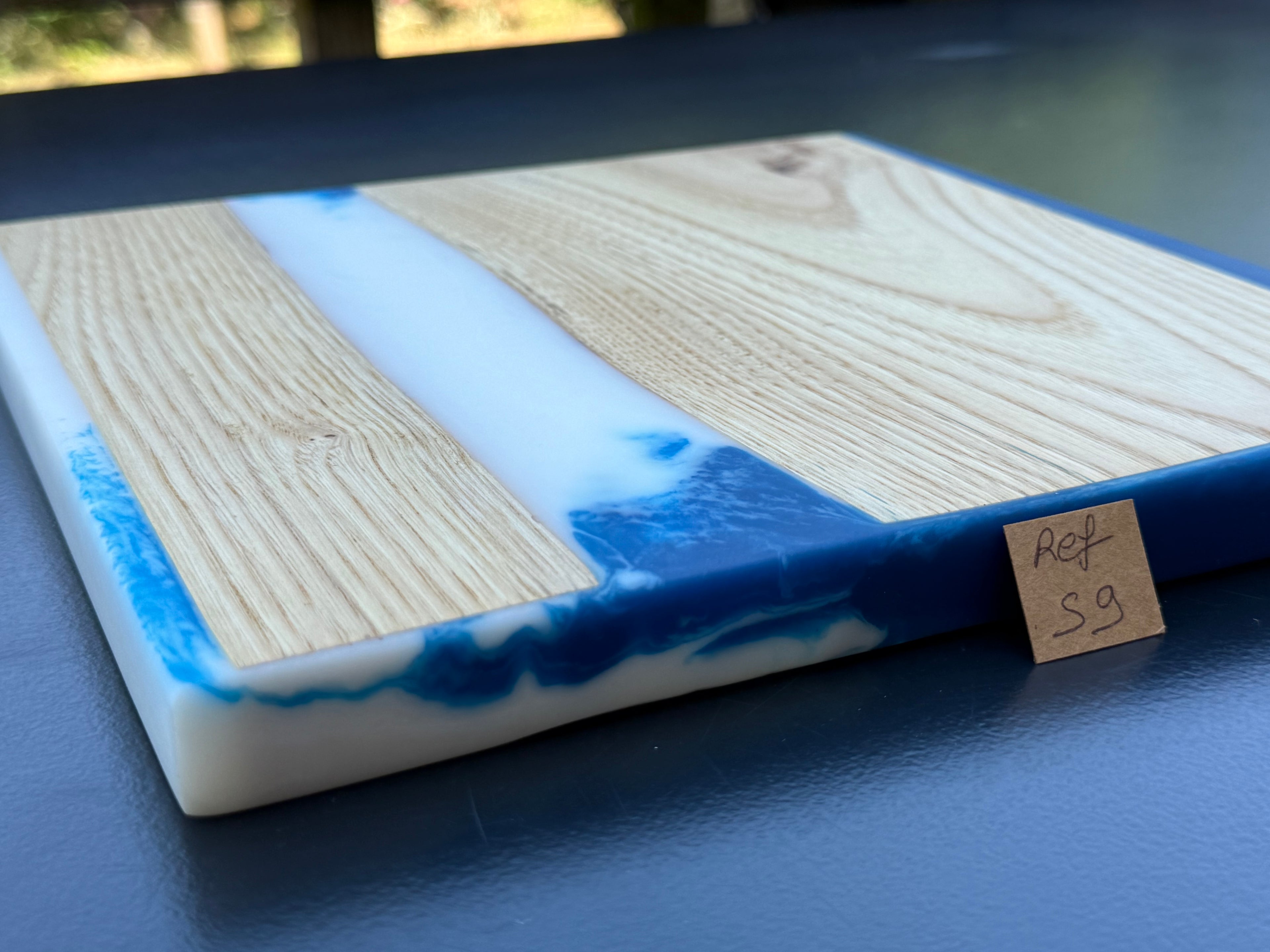 Plateau de service artisanal en bois et résine bleue et blanche, forme carrée, référence S9 – vue 3
