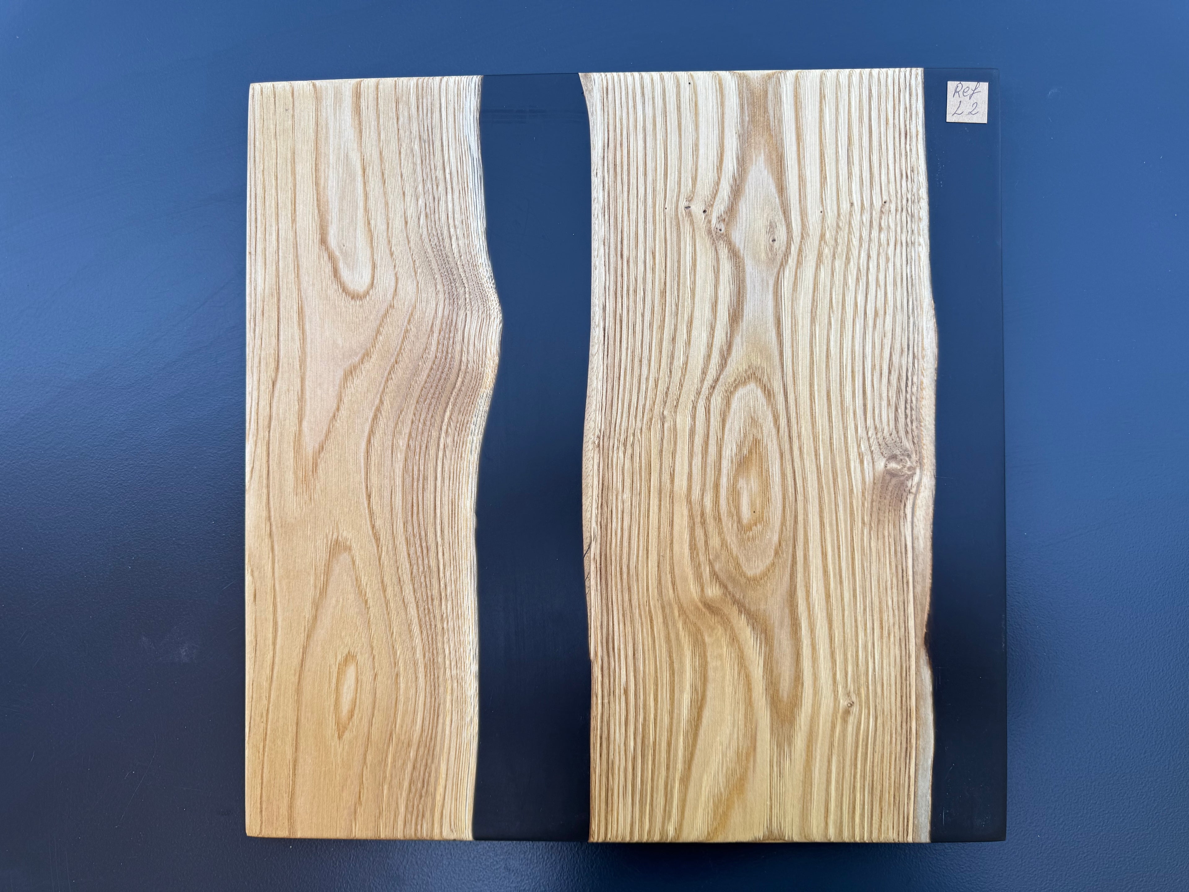 Plateau de service artisanal en bois et résine noire, forme carrée, référence L2
