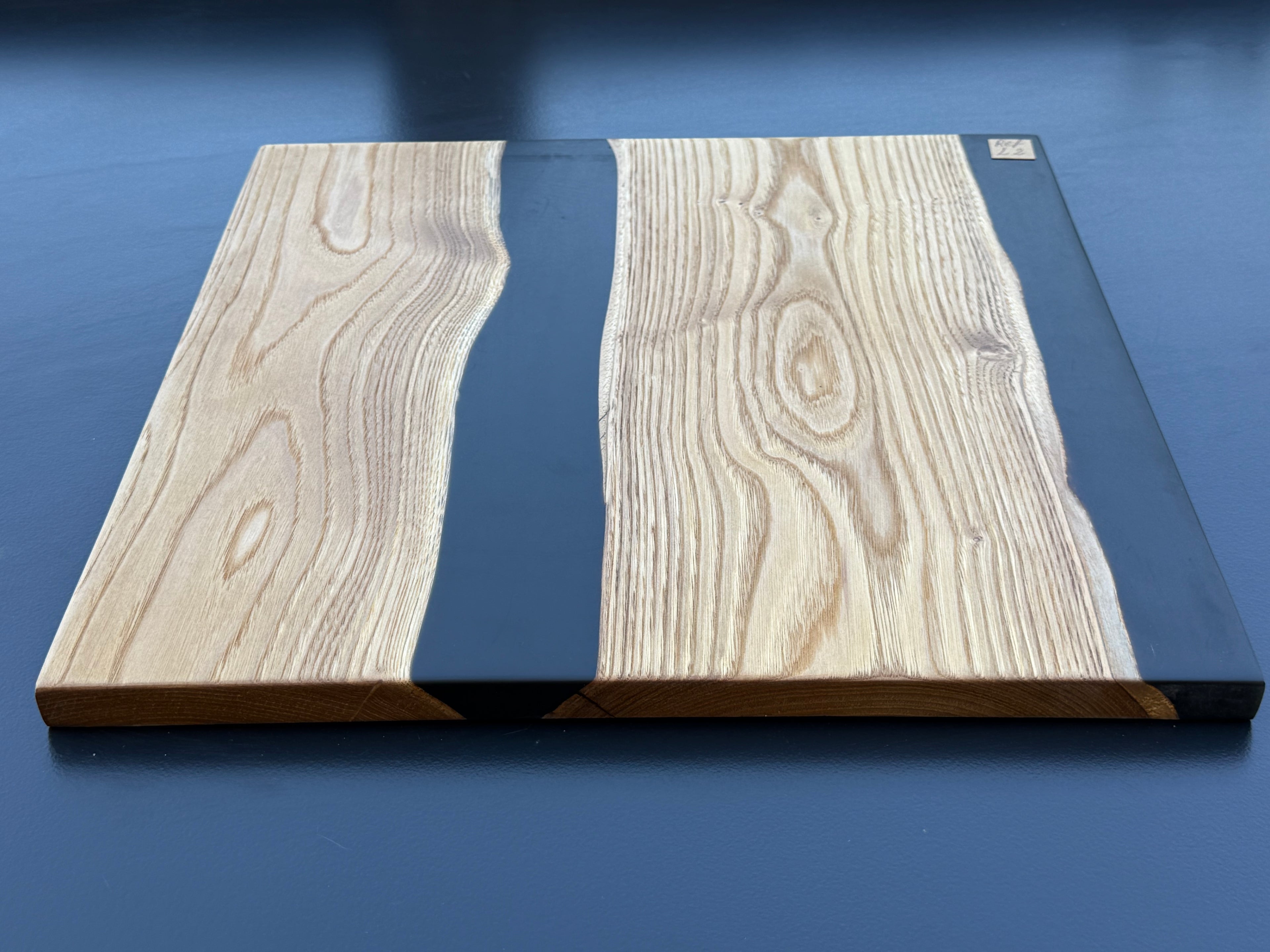 Plateau de service artisanal en bois et résine noire, forme carrée, référence L2 – vue 2