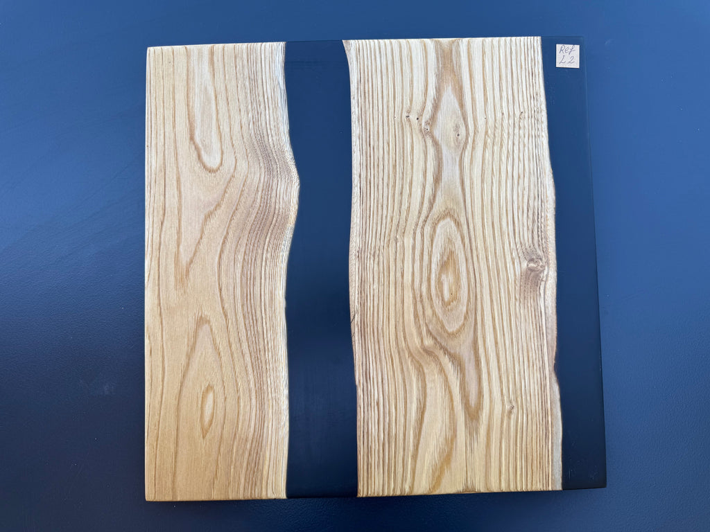 Plateau de service artisanal en bois et résine noire, forme carrée, référence L2 – vue 3