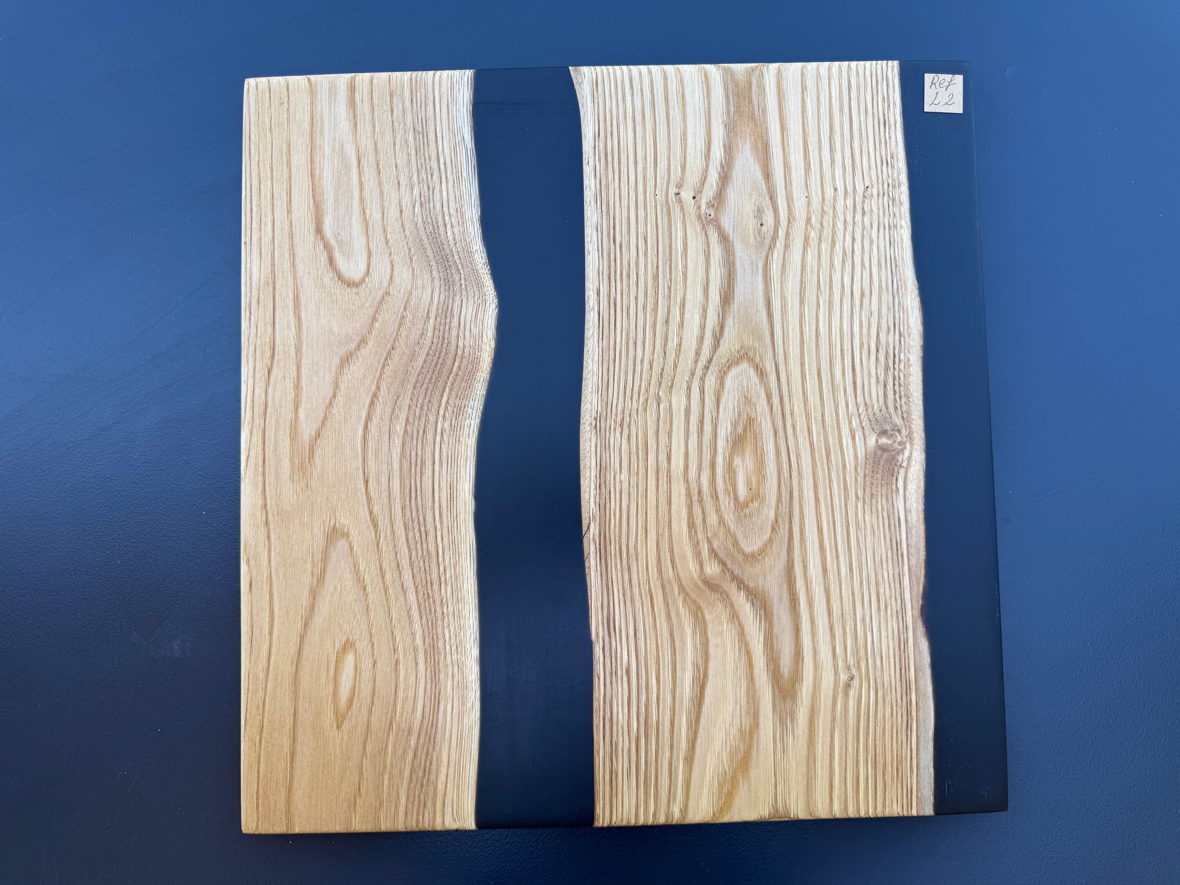 Plateau de service artisanal en bois et résine noire, forme carrée, référence L2 – vue 3