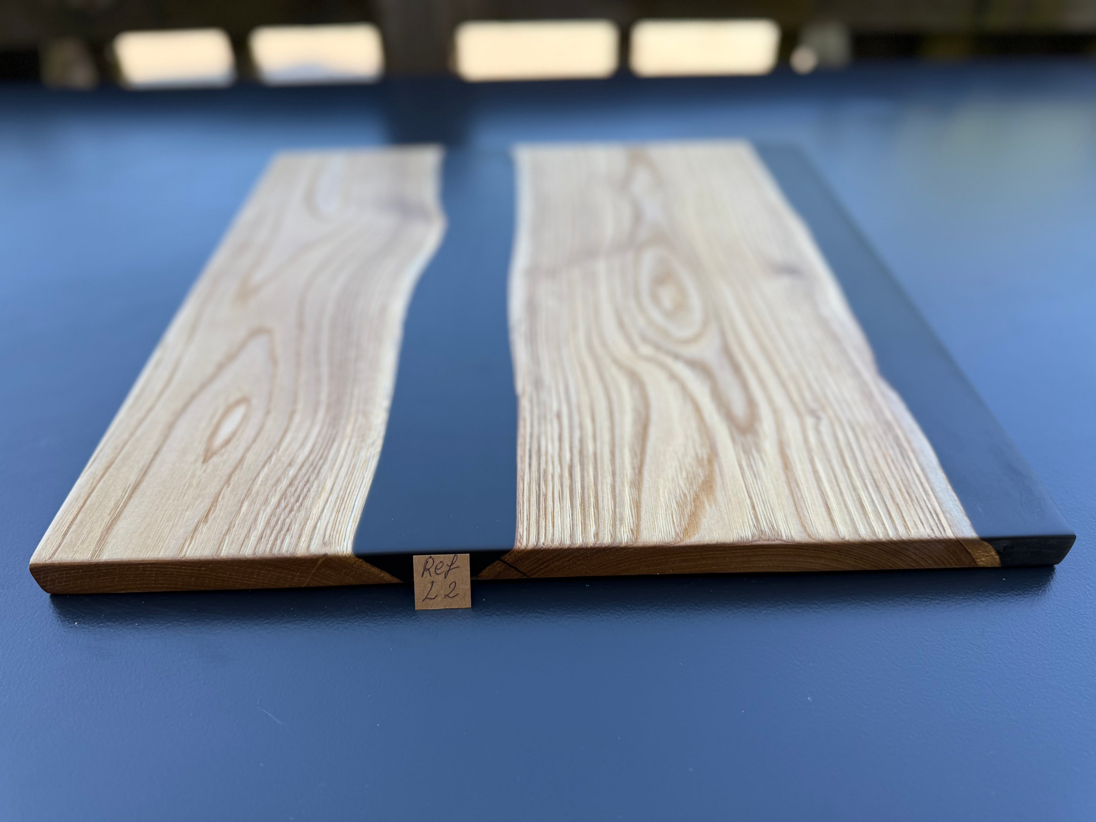 Plateau de service artisanal en bois et résine noire, forme carrée, référence L2 – vue 4